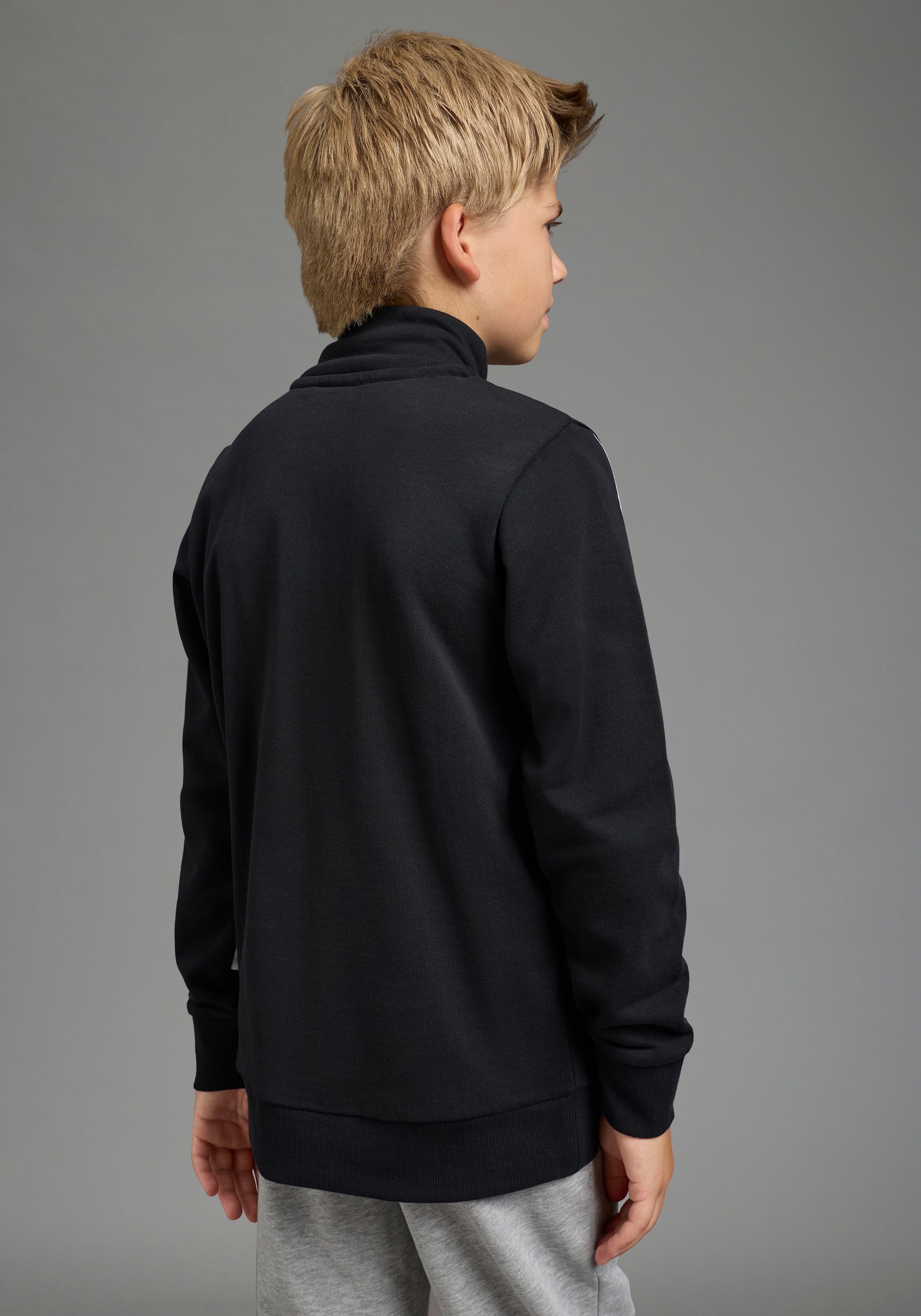KangaROOS Sweatshirt »Troyer-Sweatshirt mit kontrastfarbigen Einsatz und KangaROOS Stickerei«, Troyer mit modischen Ärmeleinsätzen, Reissverschluss, bequeme Passform
