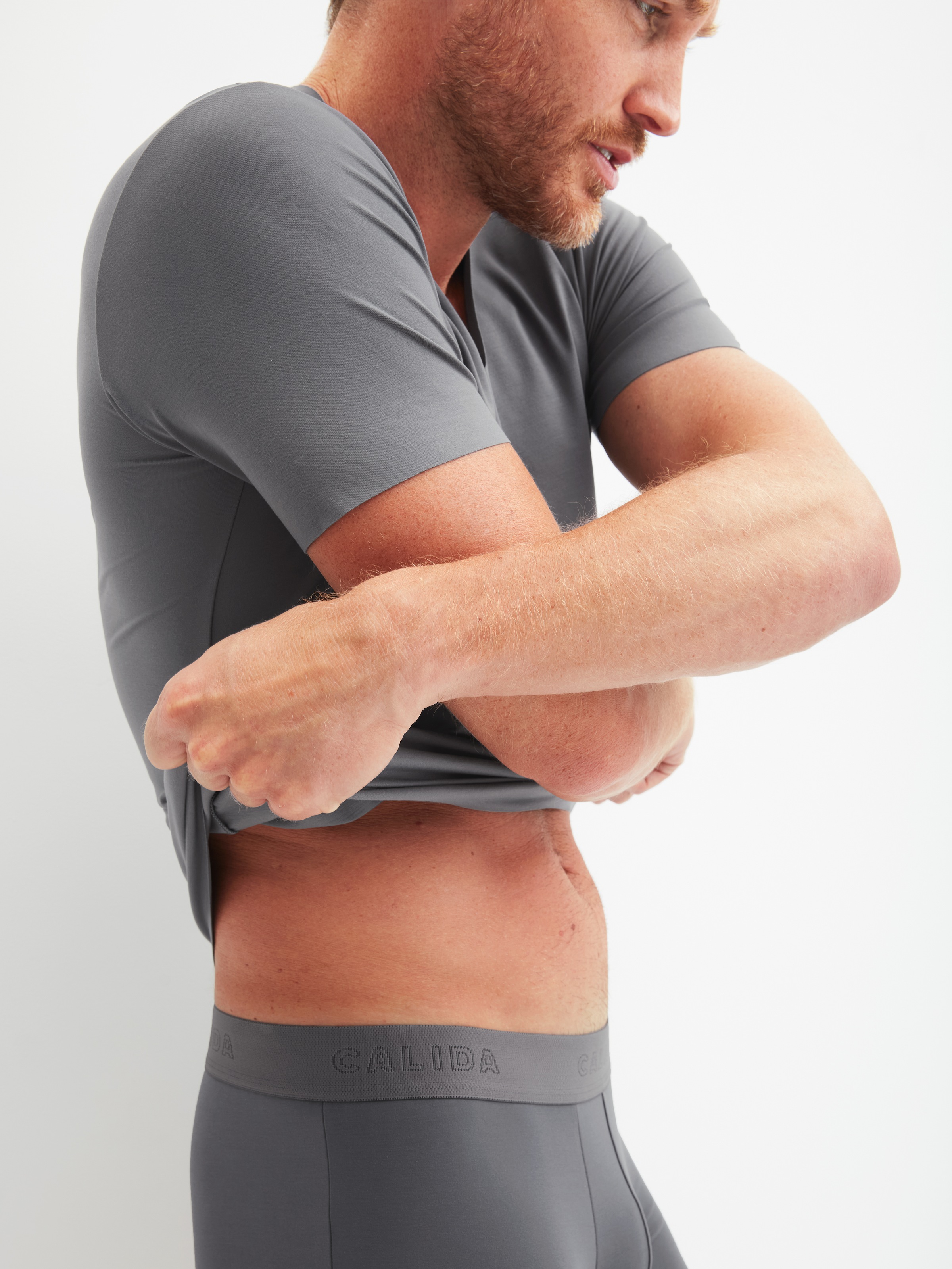 CALIDA T-shirt en V »Clean Line« V-Neck, elastisch, Interlock-Qualität, Kurzarm, schnelltrocknend