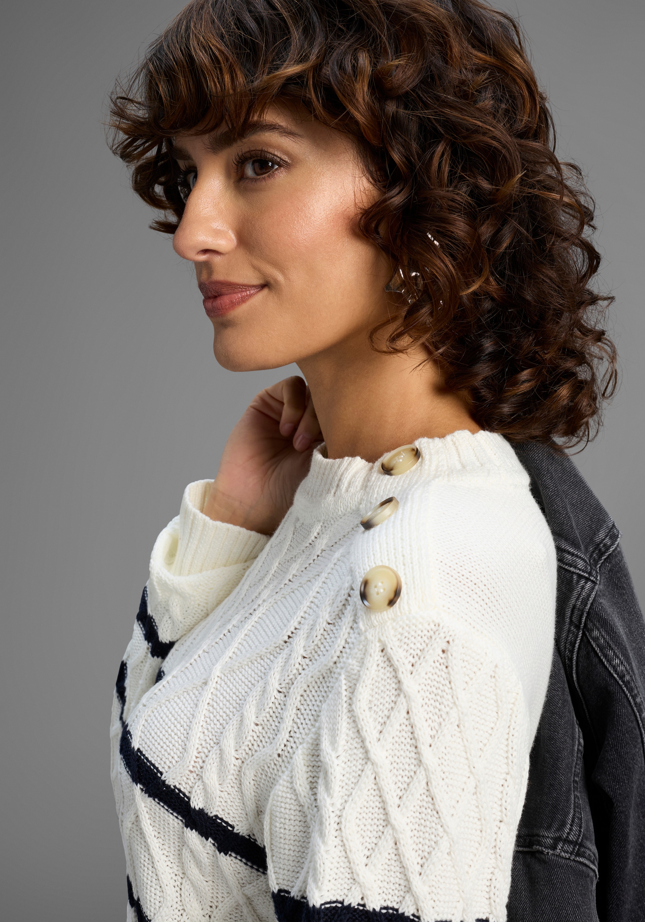 Laura Scott Strickkleid Ohne Taschen mit Zopfstrickmuster und Zierknöpfen - NEUE KOLLEKTION