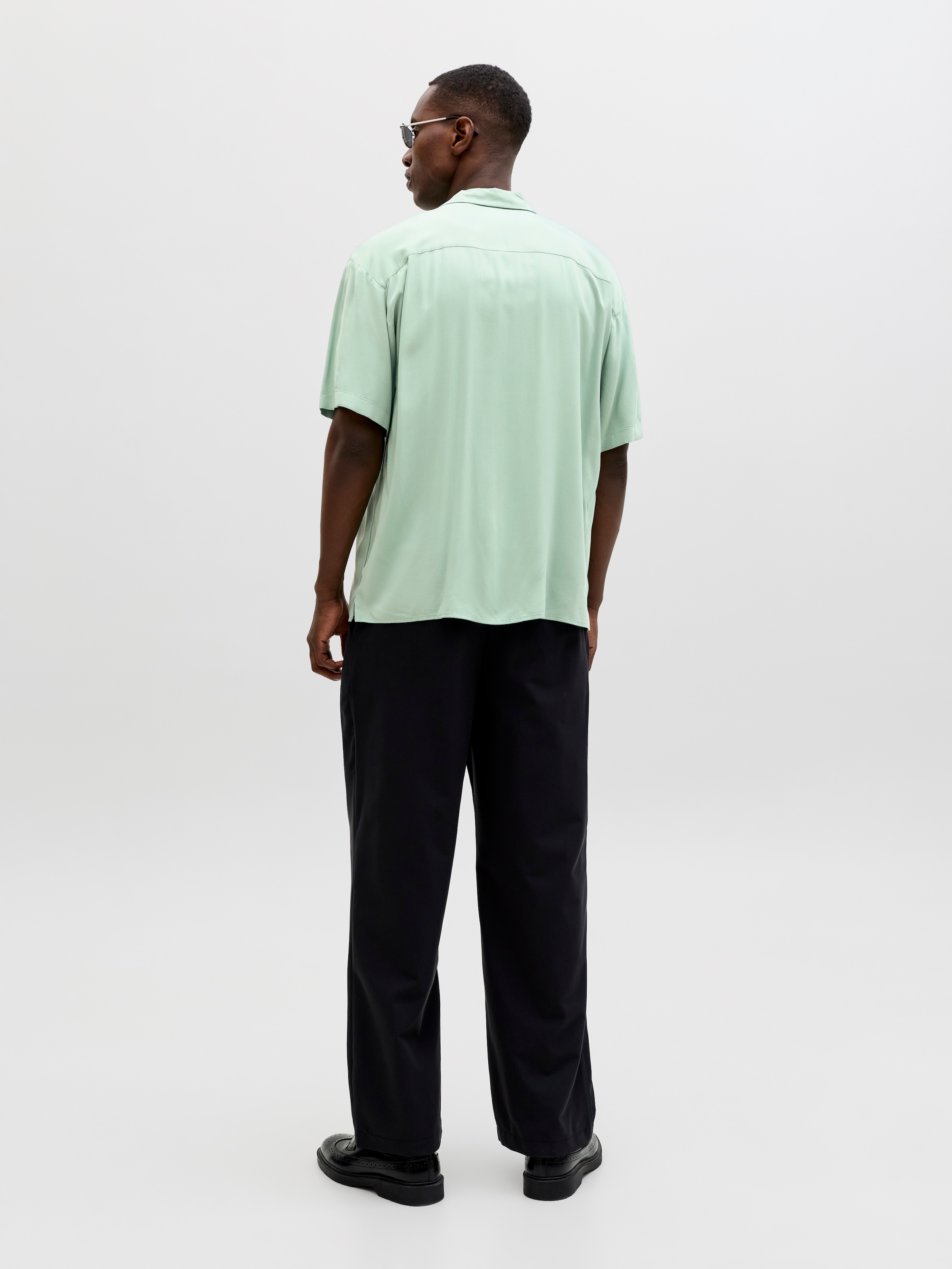 Jack & Jones Kurzarmhemd »JJEJEFF RESORT SOLID SHIRT SS SN« Viskose, loose fit