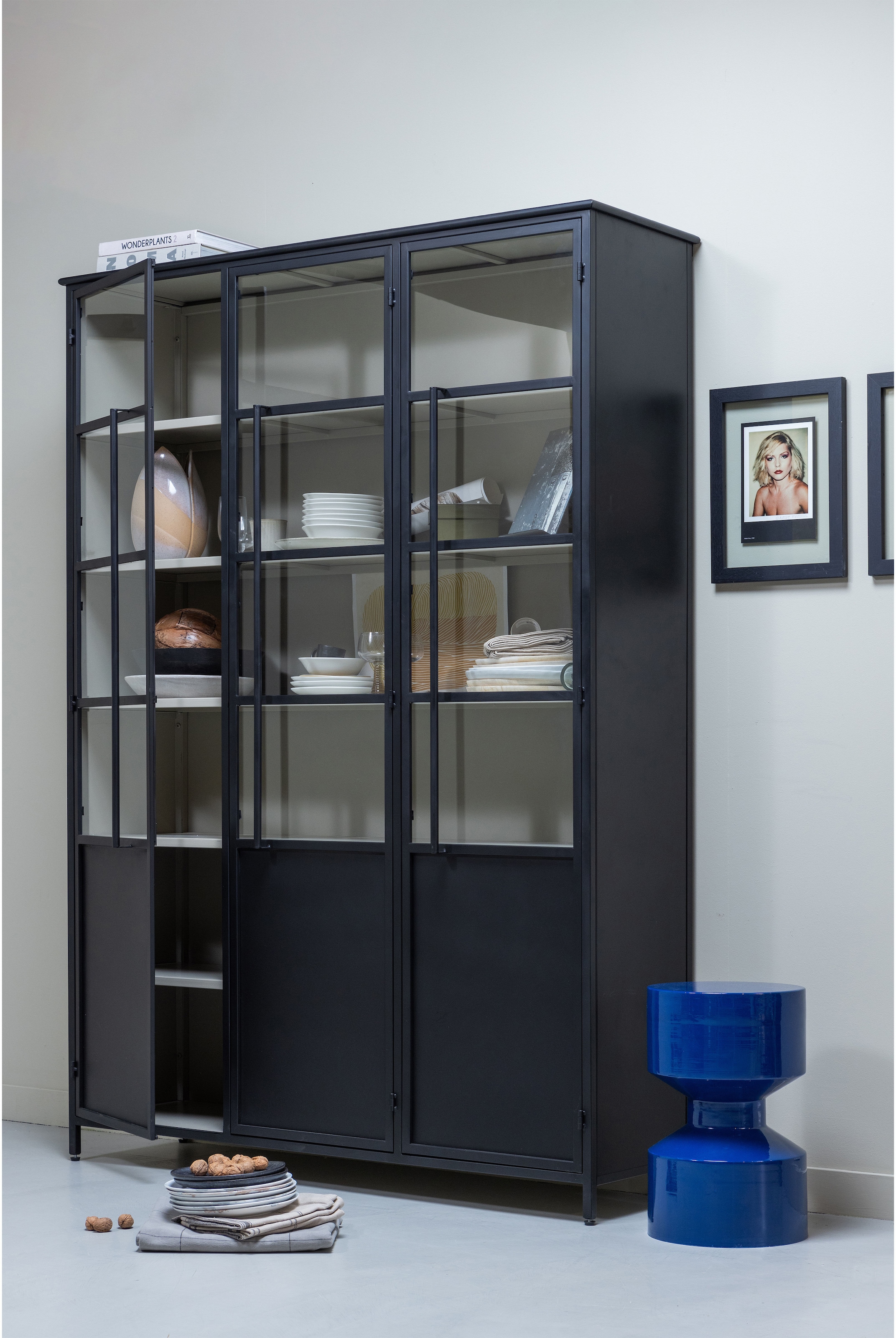 WOOOD Vitrine »Exhibit Metall pulverbeschichtet mit Glastüren H 200 x B 140 x D 42 cm« Tragkraft 20 kg pro Boden, einfach zu montierbar, pfleigleicht