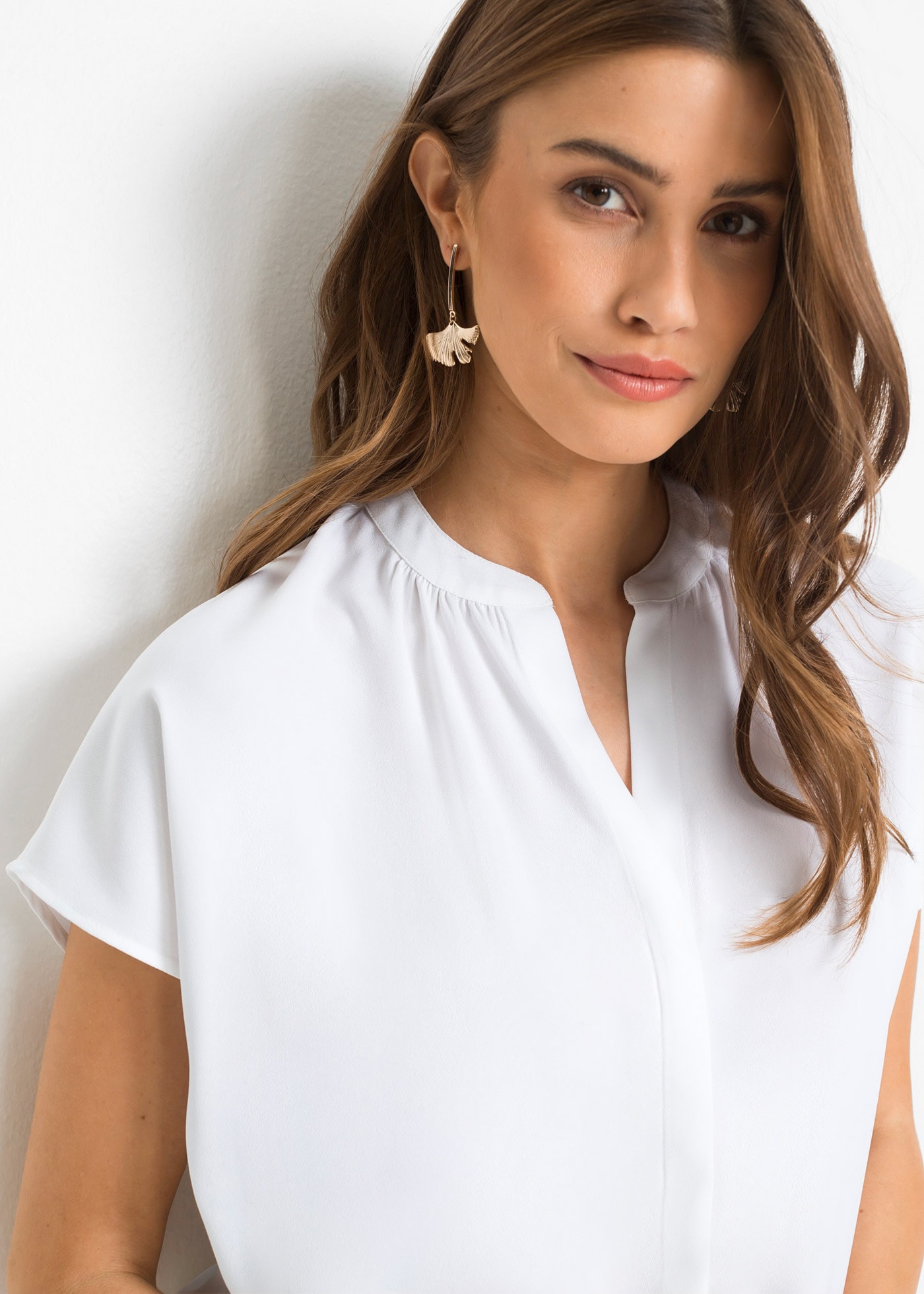 bonprix Blouse à manches courtes Oversize Passform, mit V-Ausschnitt, mit Umlegekragen