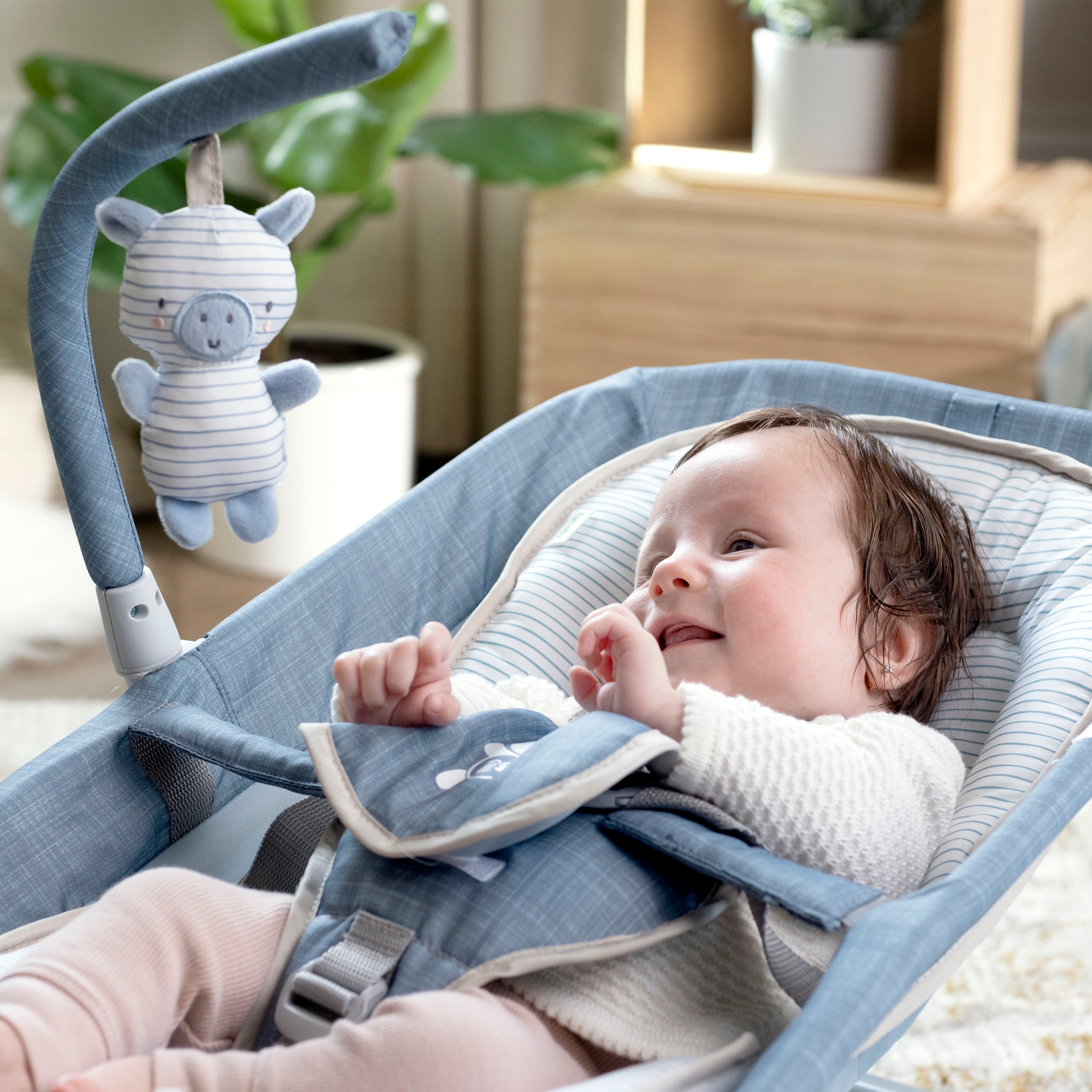 ingenuity Babywippe »Happy Belly™ Rock-to-Bounce Massage Seat - Chambray« bis 9 kg mit Melodien und Geräuschen