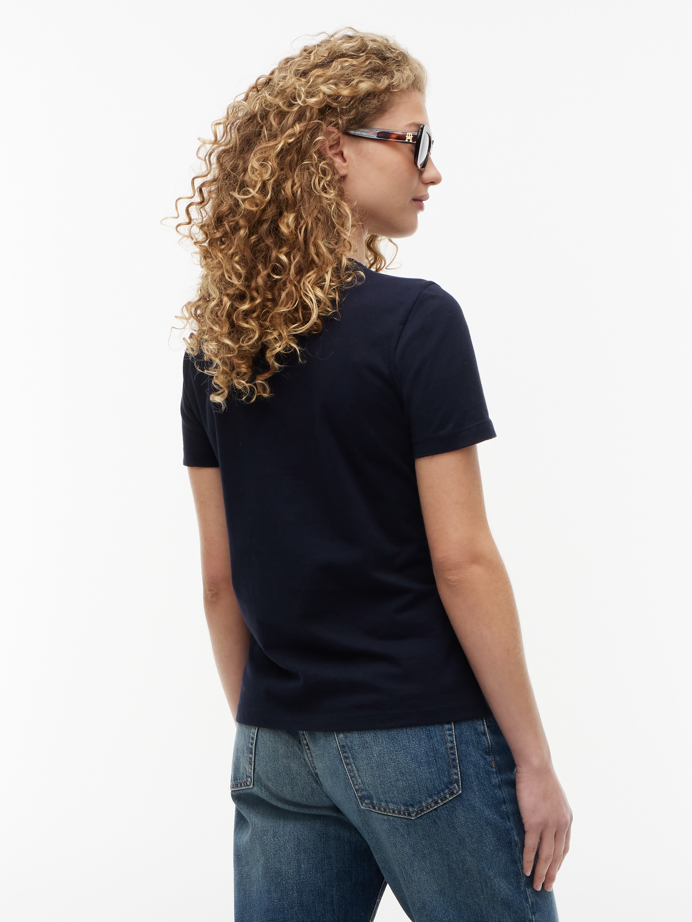 Tommy Hilfiger T-shirt »NOS SCRIPT REGULAR C-NK SHORT SLEEVE« avec col rond et broderie contrastée, coupe régulière