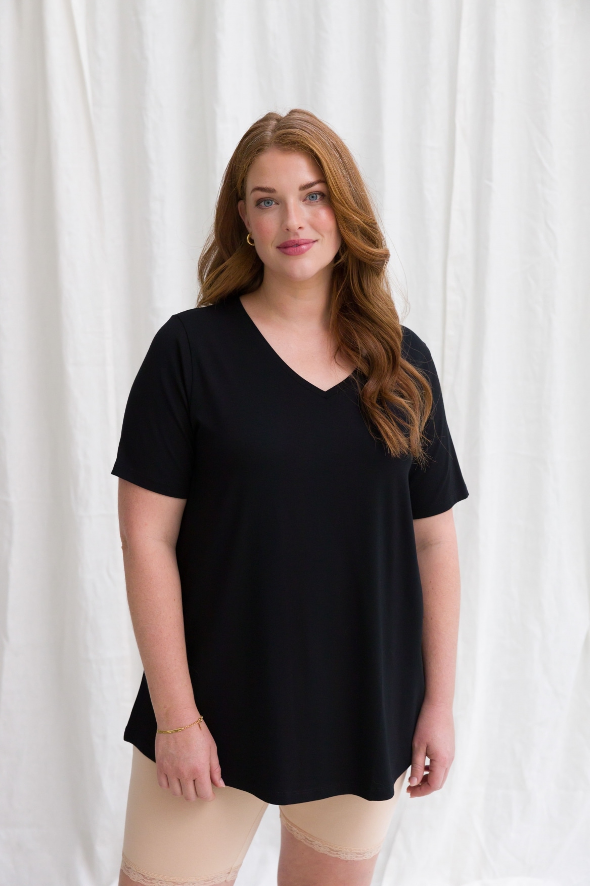 Base Level Curvy T-shirt »Alba« mit V-Ausschnitt