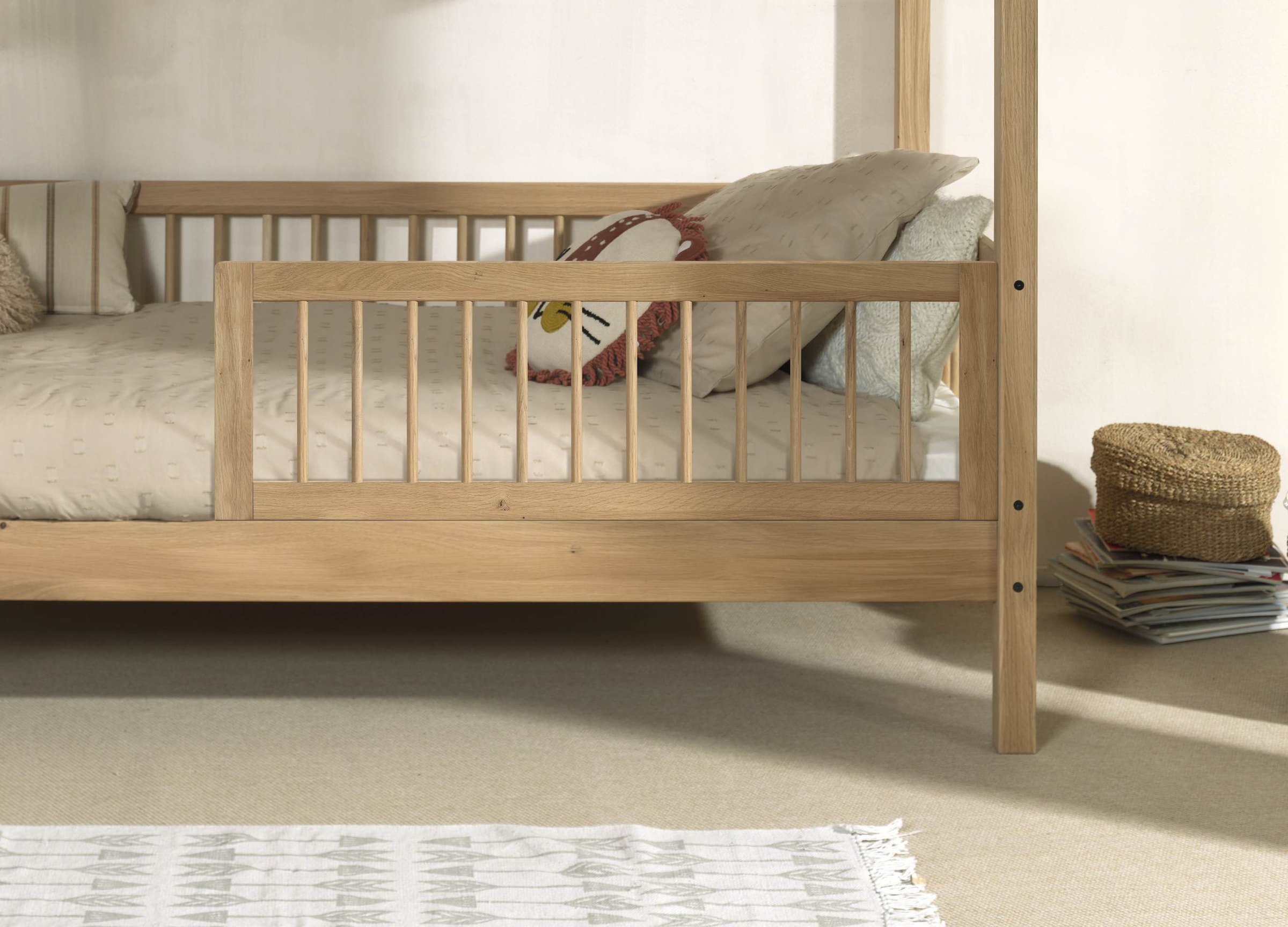 Vipack Daybett »Forrest 90/200 aus massiver Eiche, Oberfläche geölt, stabil gebaut« B/H/T ca. 207,5x68x97,5cm, inkl. Massivholz Rolllattenrost,  mit Sprossenumrandung, Rausfallschutz vorne, ohne o. mit Bettschublade