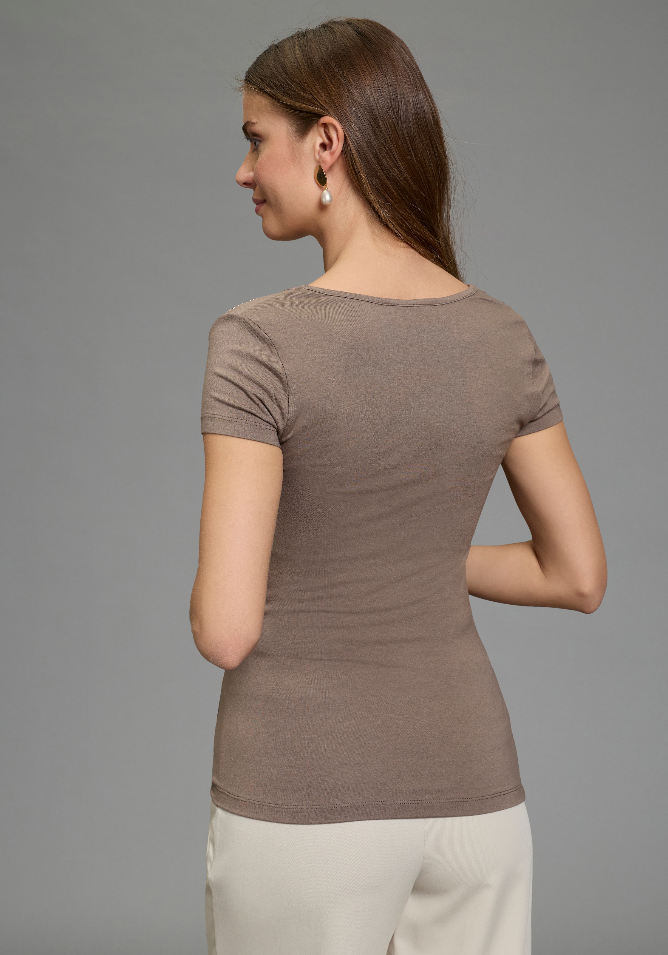 Melrose T-shirt taillierte Passform, tiefer V-Ausschnitt, aus elastischem Jersey