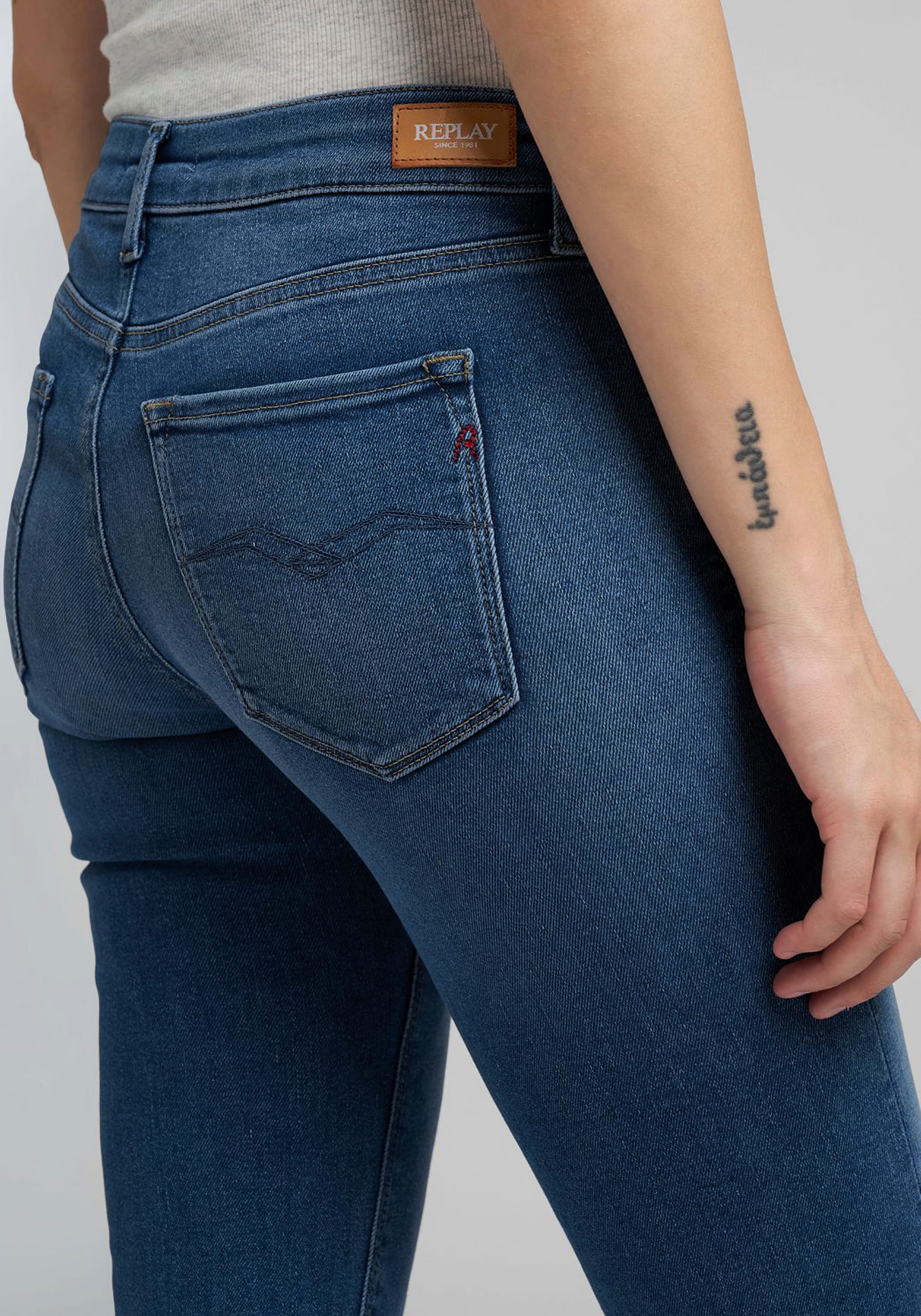 Replay Bootcut-Jeans »NEW LUZ« mit gesticktem R an der Gesässtasche