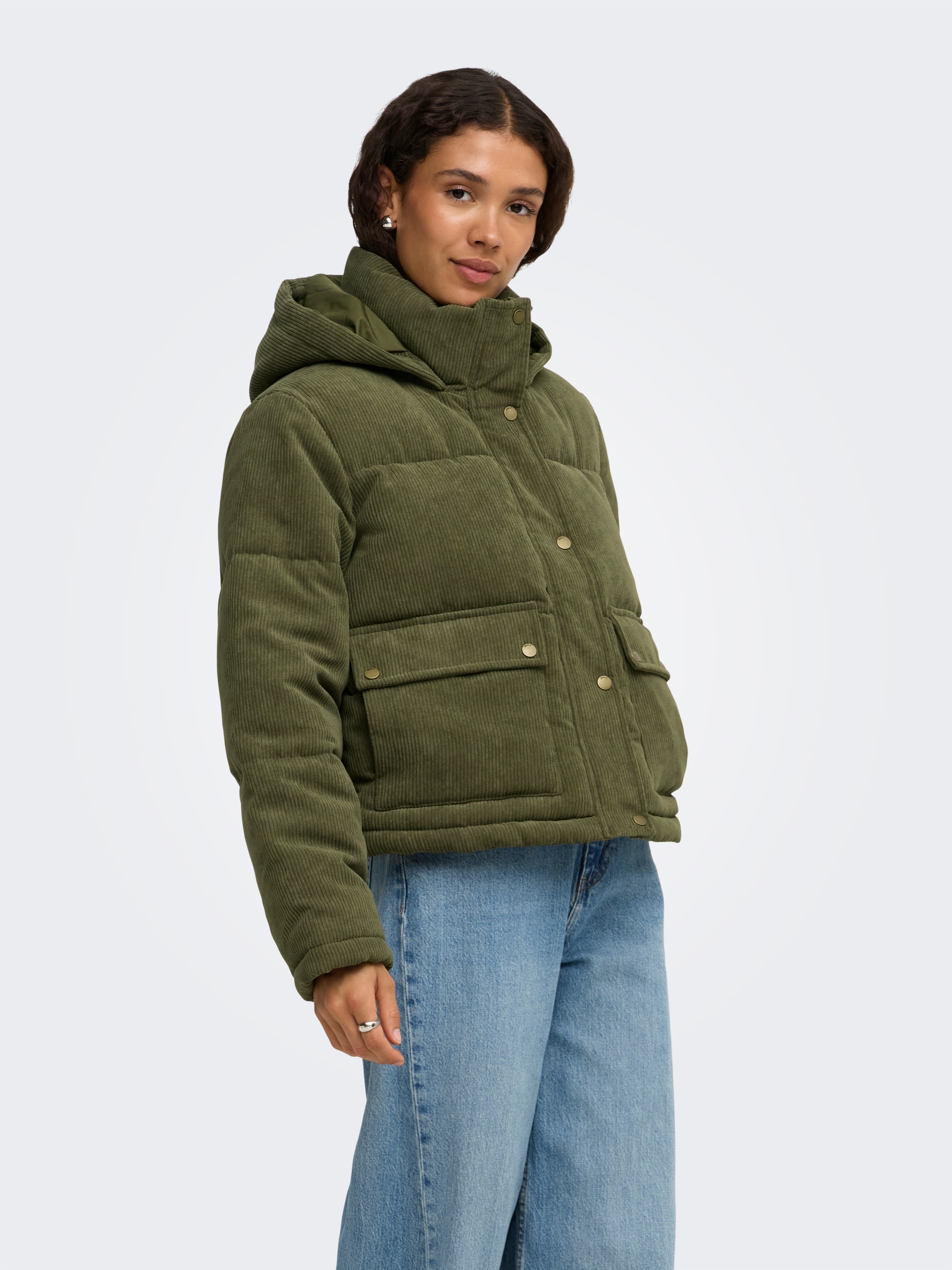 ONLY Veste matelassée »ONLZAHARA CORDUROY PUFFER CC OTW« avec capuche fibre synthétique