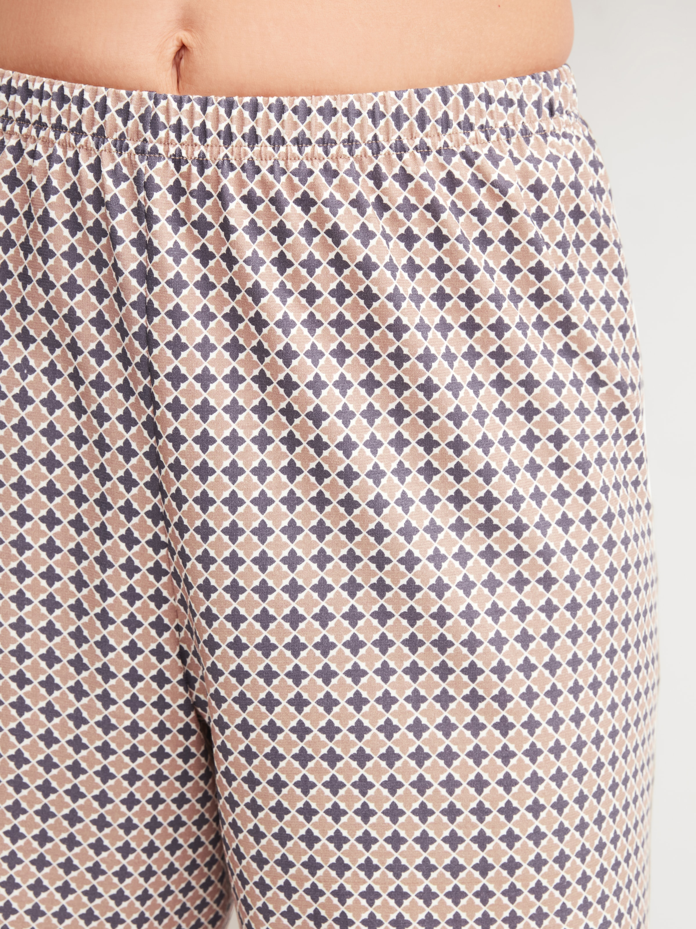 CALIDA Shorty »Graphic Nights« 2 pièces Hose geblümt, Oberteil uni, V-Ausschnitt, kurzärmelig