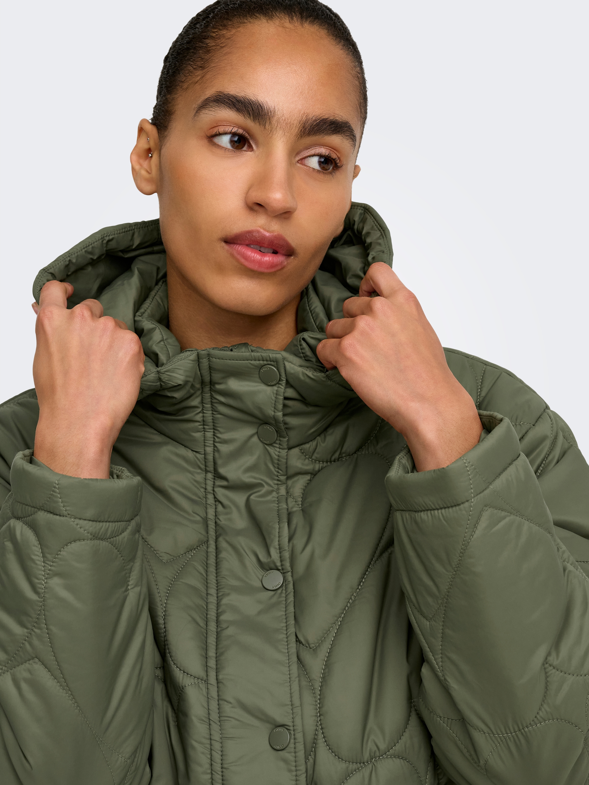 ONLY Veste matelassée »ONLTAHIA LW HEART HOOD JACKET CC OTW« avec capuche fibre synthétique