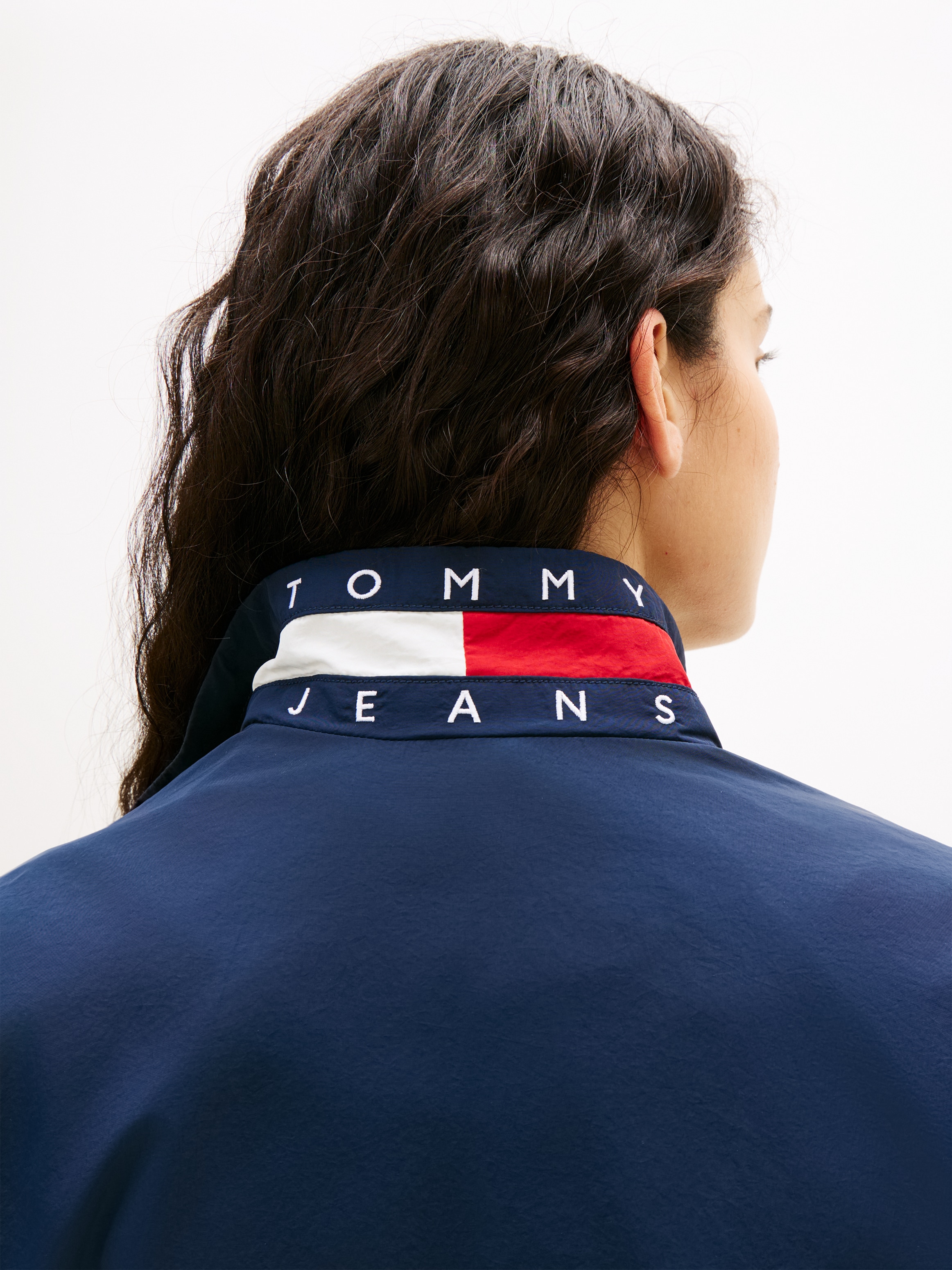 Tommy Jeans Outdoorjacke »TJW ESSENTIAL JACKET EXT« mit kontrastfarbenem Einsatz