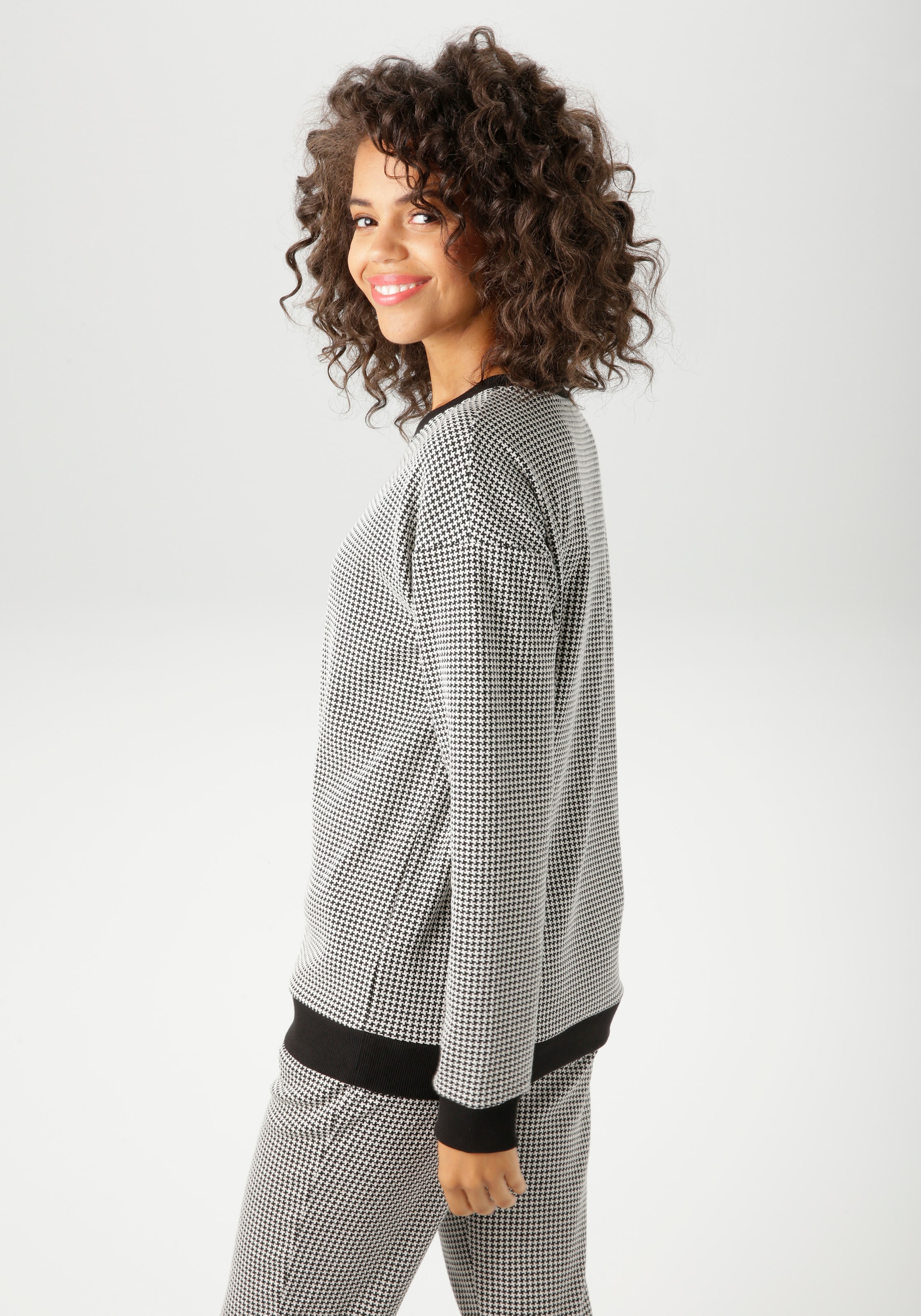 Aniston CASUAL Sweatshirt mit trendigem Hahnentritt-Muster - NEUE KOLLEKTION