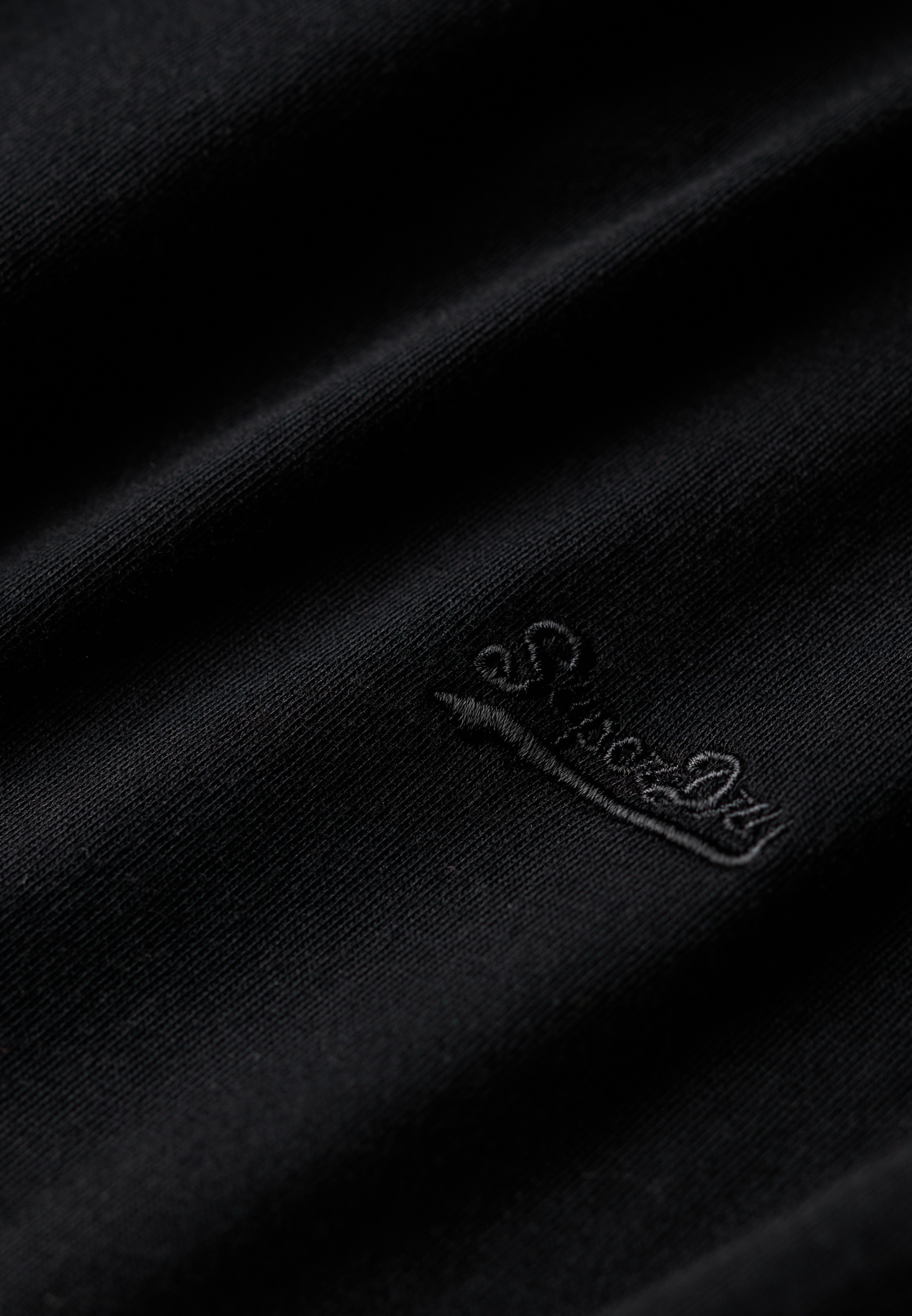 Superdry Tanktop »ESSENTIAL LOGO TANK UB« mit lockerer Passform, aus Baumwolle und Single Jersey