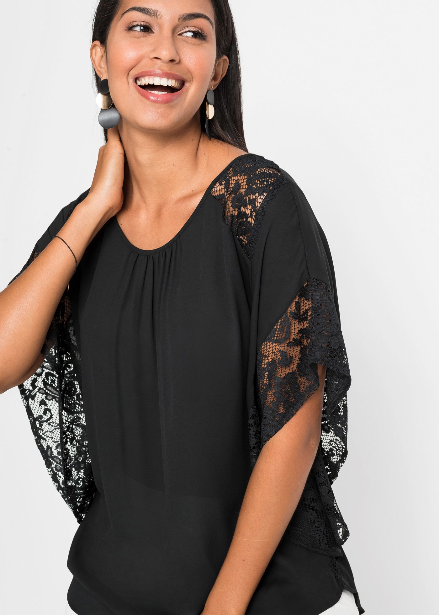 bonprix Blouse à manches longues figurumspielende Passform, aus Polyester, mit Applikationen