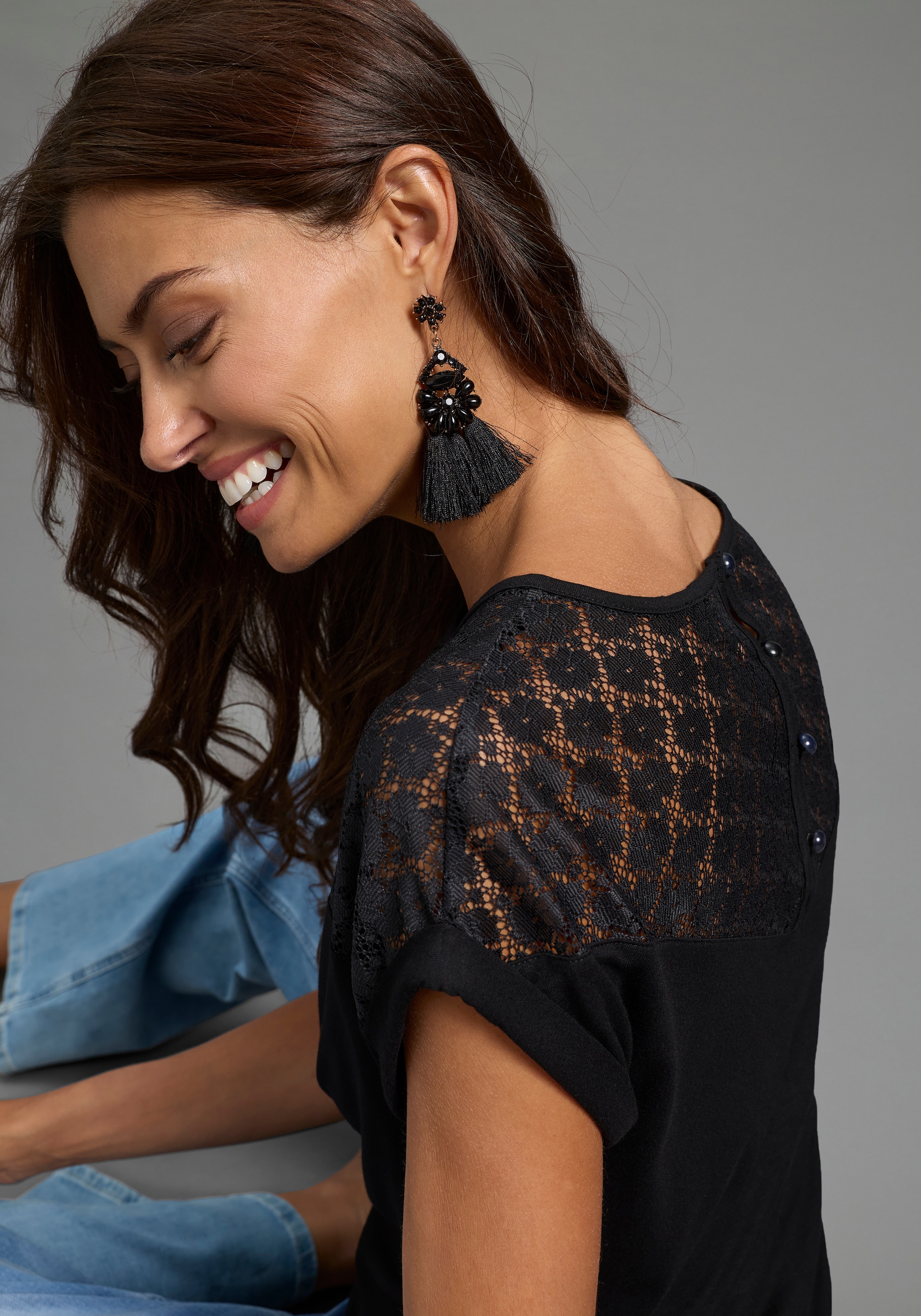 Laura Scott Spitzenshirt mit Zierknopfleiste am Rücken