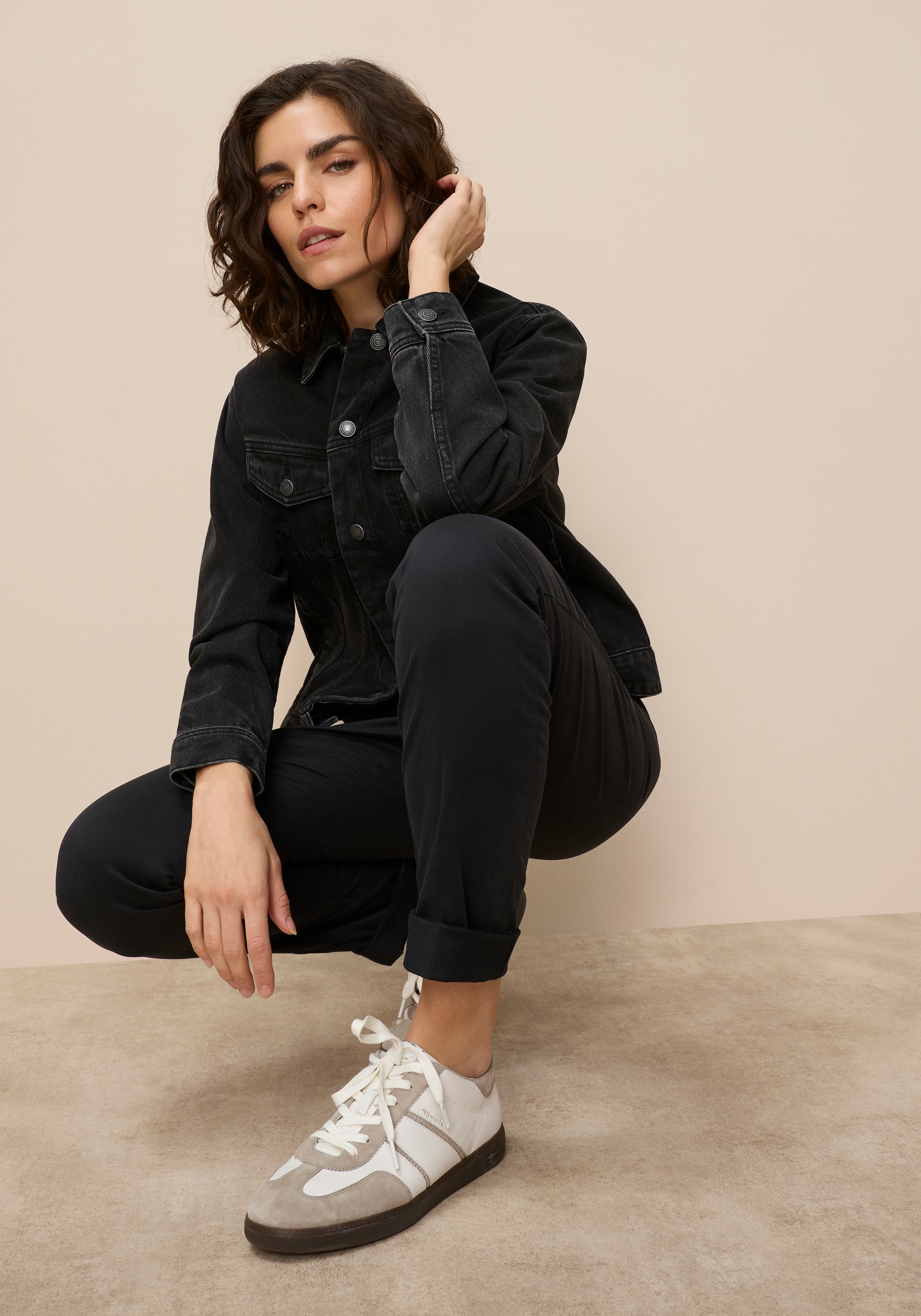 AJC Chinos  in lässiger Form mit konstrastfarbendem Gürtel