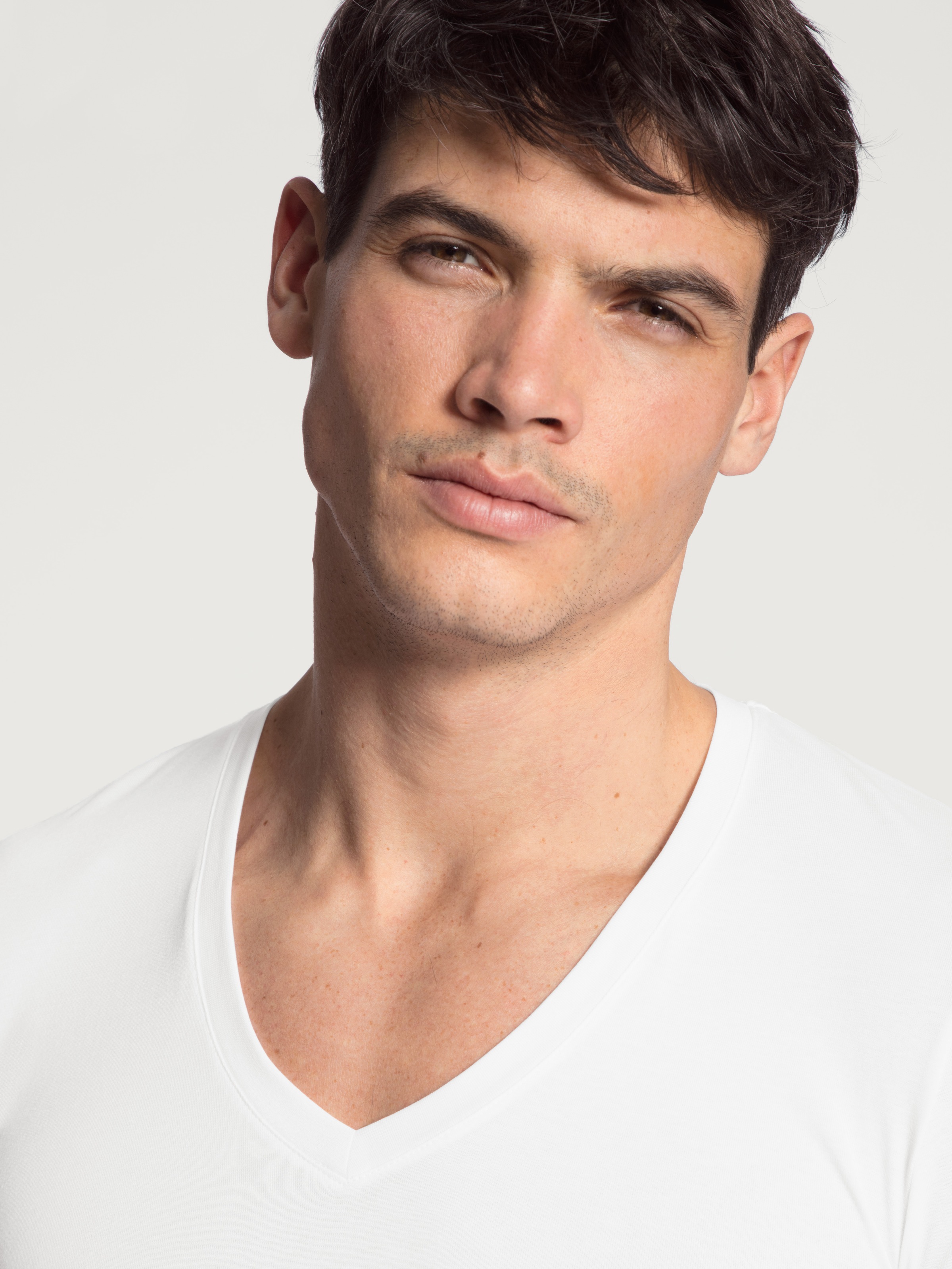 CALIDA V-Shirt »Evolution« mit tiefem V-Ausschnitt, Interlock-Qualität, Kurzarm, elastisch