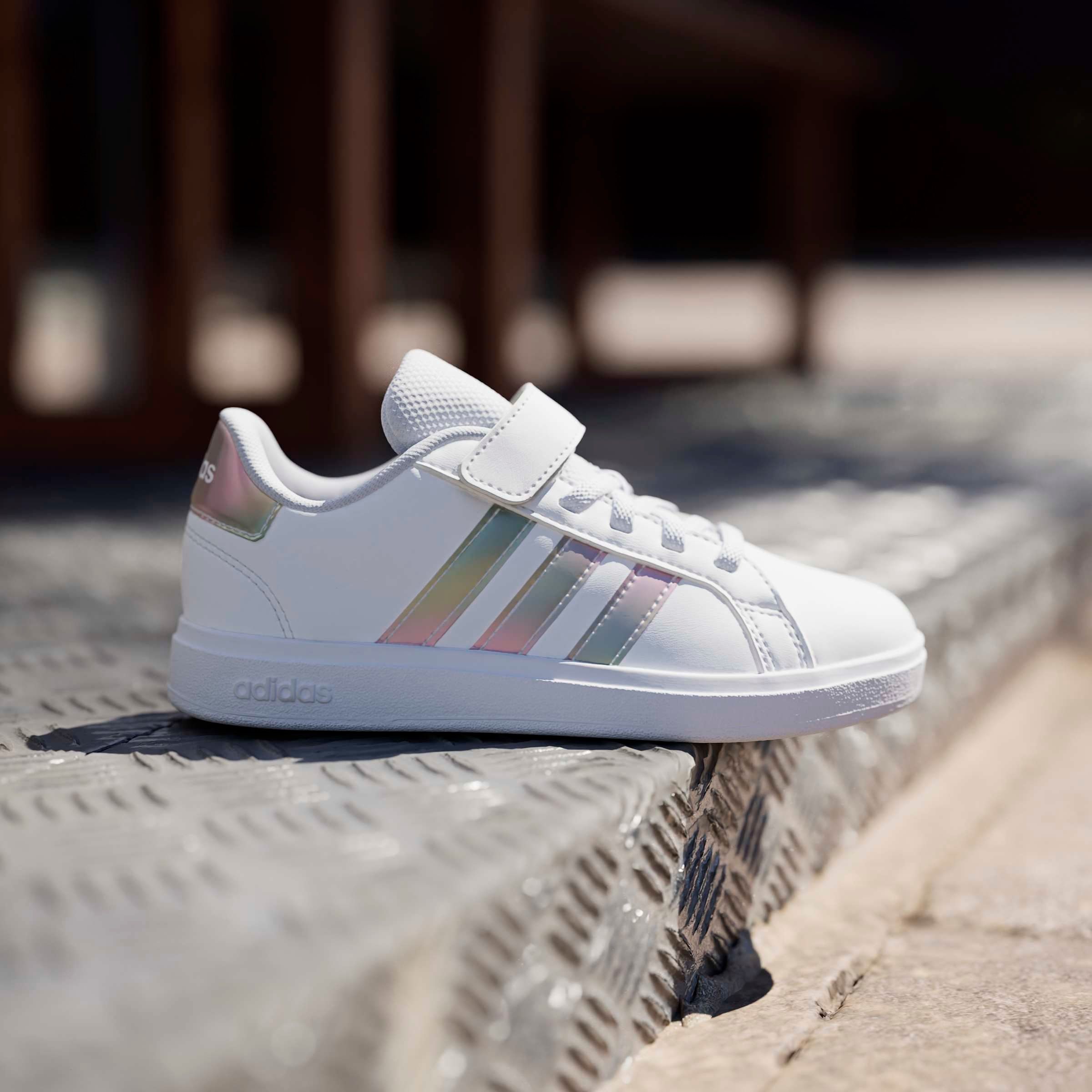 adidas Sportswear Chaussures à scratch »GRAND COURT 2.0 KIDS«  Design auf den Spuren des adidas Superstar