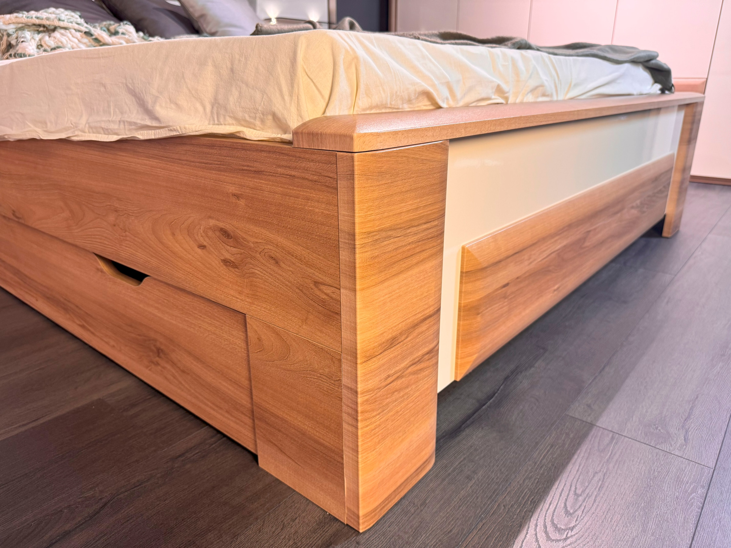 GOODproduct Sommier »Gala, 160 oder 180x200cm Liegefläche, FSC-zertifiziert« tiroirs de rangement et tables de nuit assortis disponibles en option,  tête de lit confortablement rembourrée, revêtue de velours