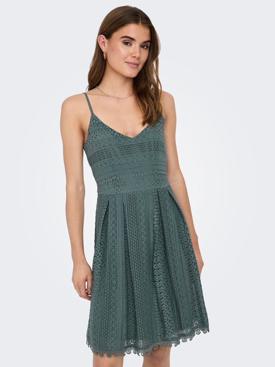 ONLY Trägerkleid »ONLHELENA – Trägerkleid aus Baumwolle für den Sommer« Baumwolle, regular fit, V-Ausschnitt