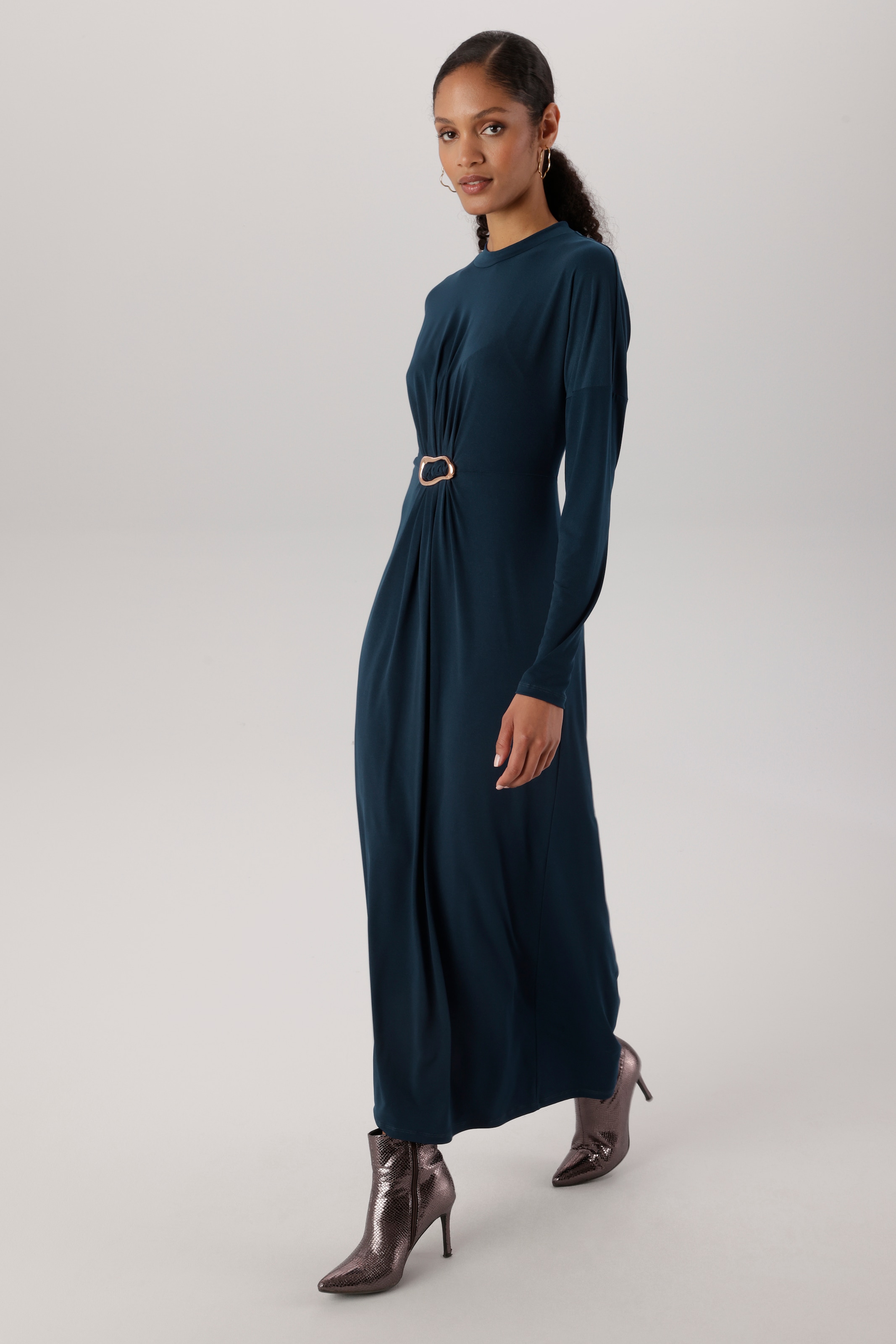 Aniston SELECTED Maxi robe fronces flatteuses avec broche décorative - NOUVELLE COLLECTION
