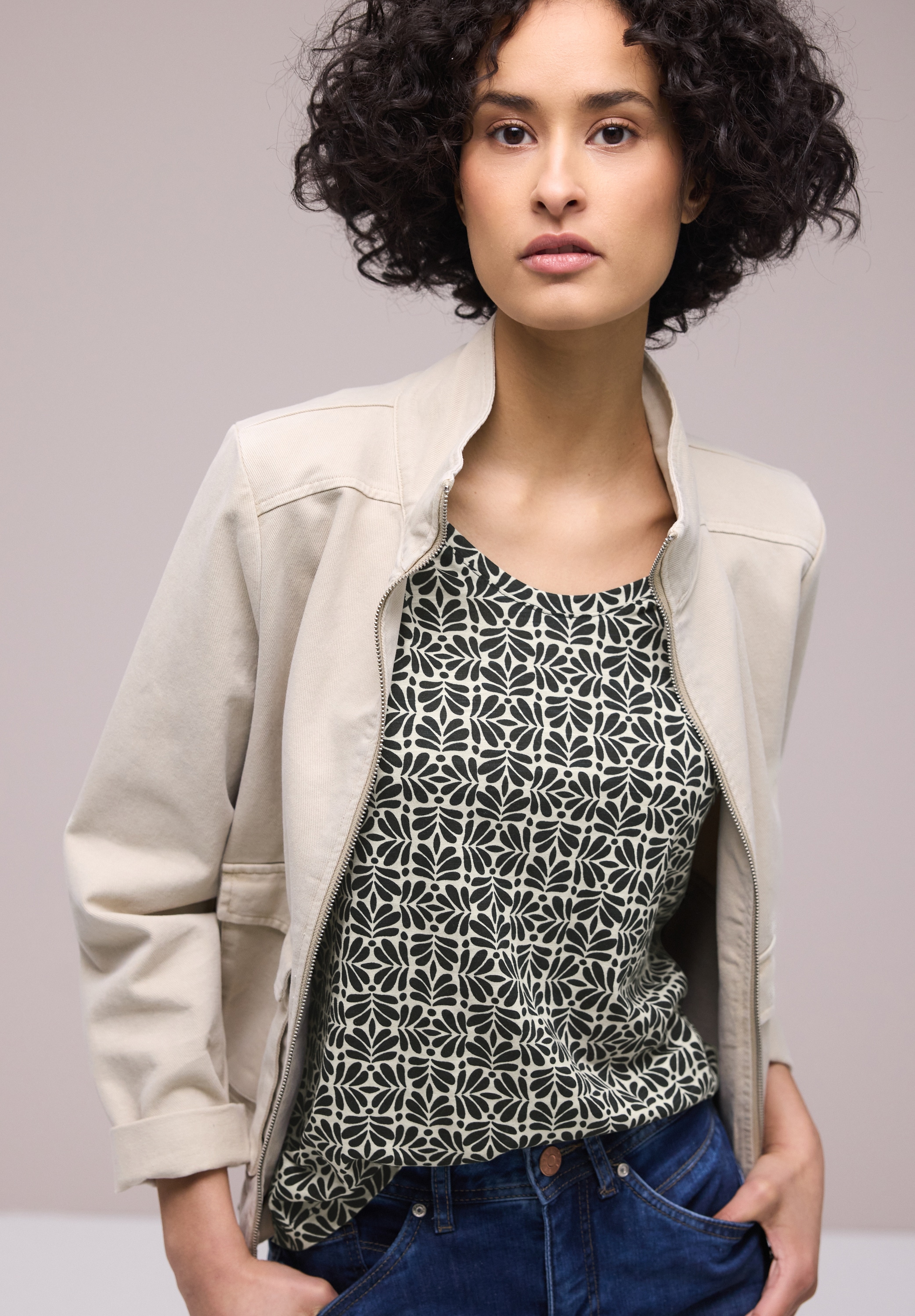 STREET ONE Kurzarmshirt »Style Gerda« fein gemustert, mit gerundetem V-Neck