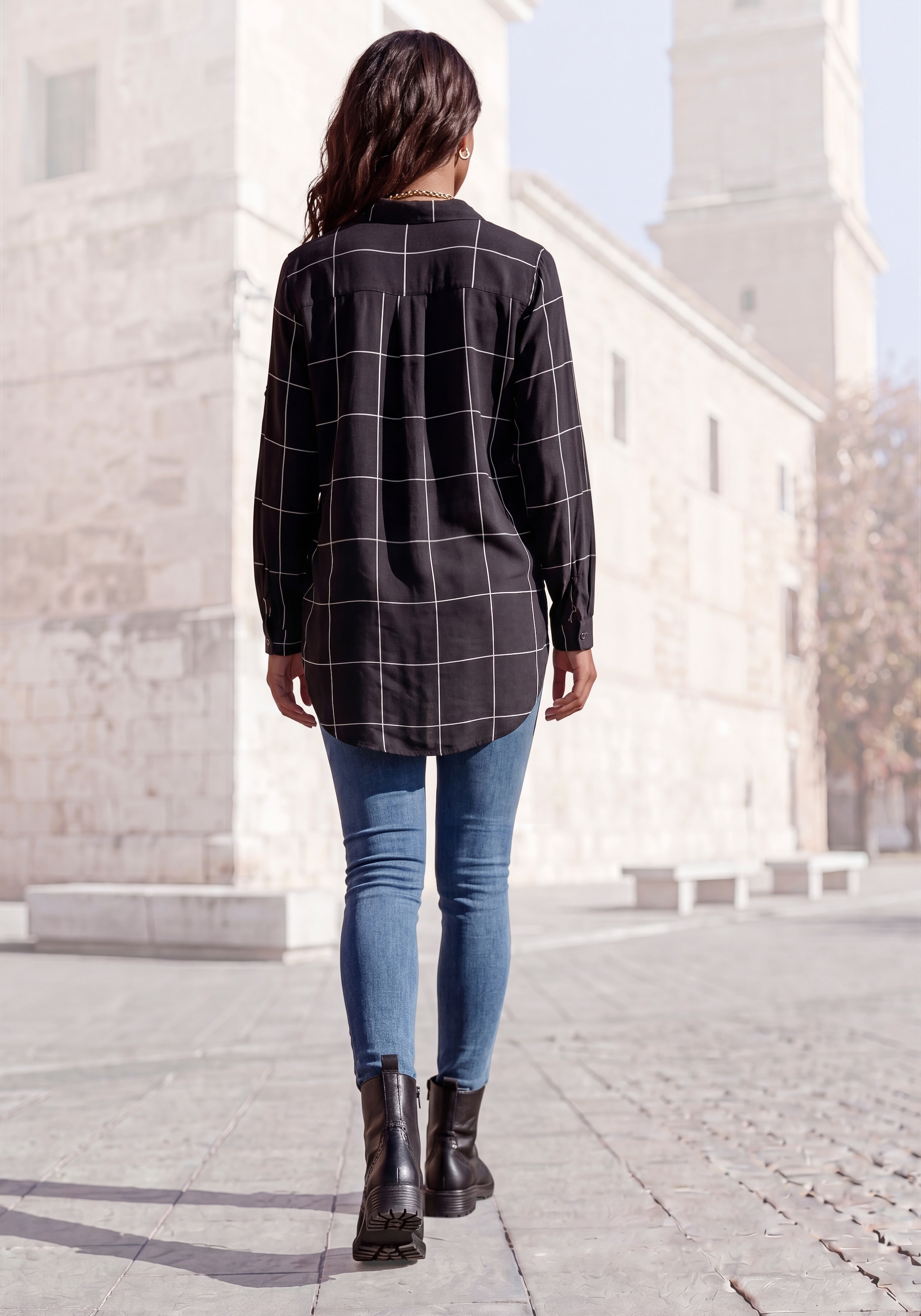 LASCANA Hemdbluse »mit Karomuster aus leichter Webware, Longbluse« lässiges Karohemd, Langarmbluse mit gerundetem Saum, Oversize