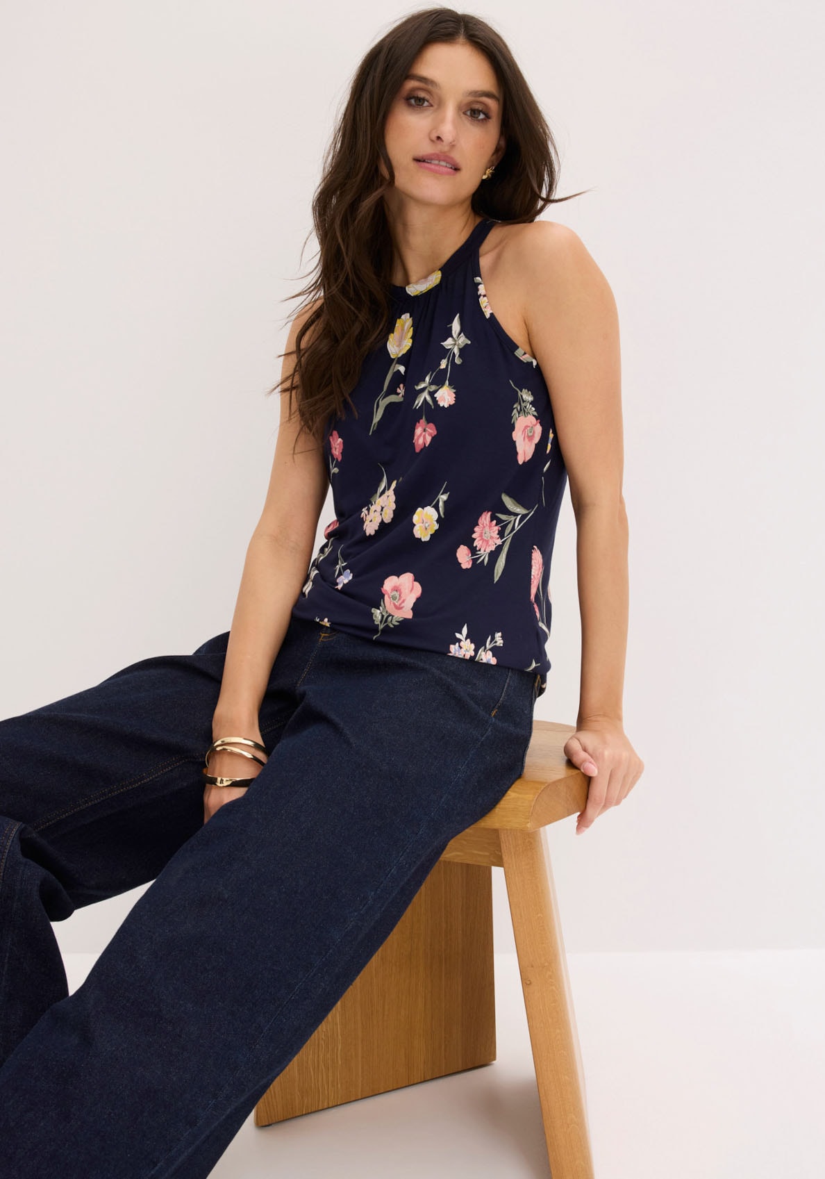 bonprix Haut de chemise »Top aus Viskose-Mix« confortable, encolure américaine avec fermeture à bouton dans le dos