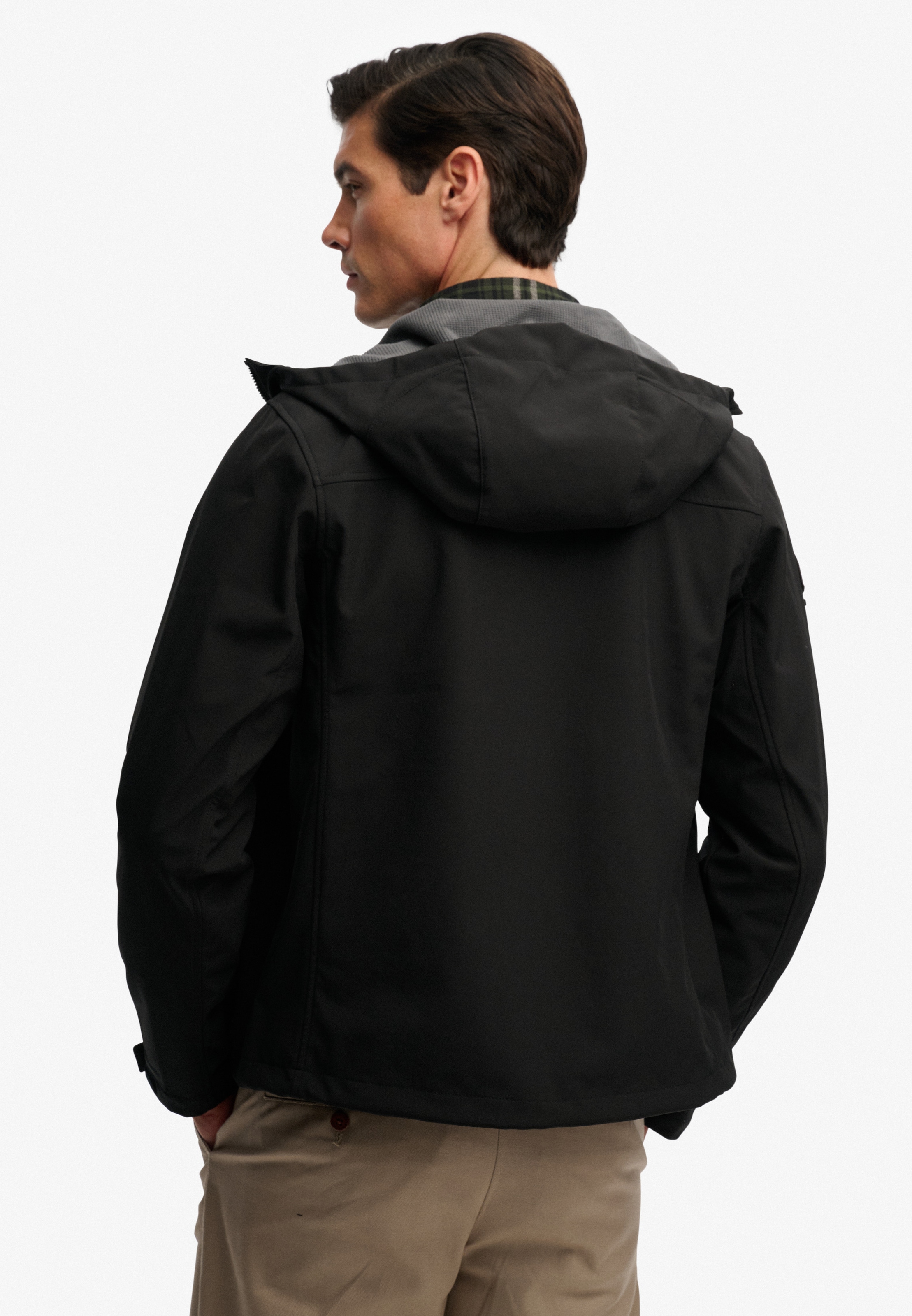 Superdry Veste d'extérieur »HOODED SOFTSHELL TREKKER JKT« avec capuche avec mélange de matériaux polyester et élasthanne, coupe décontractée