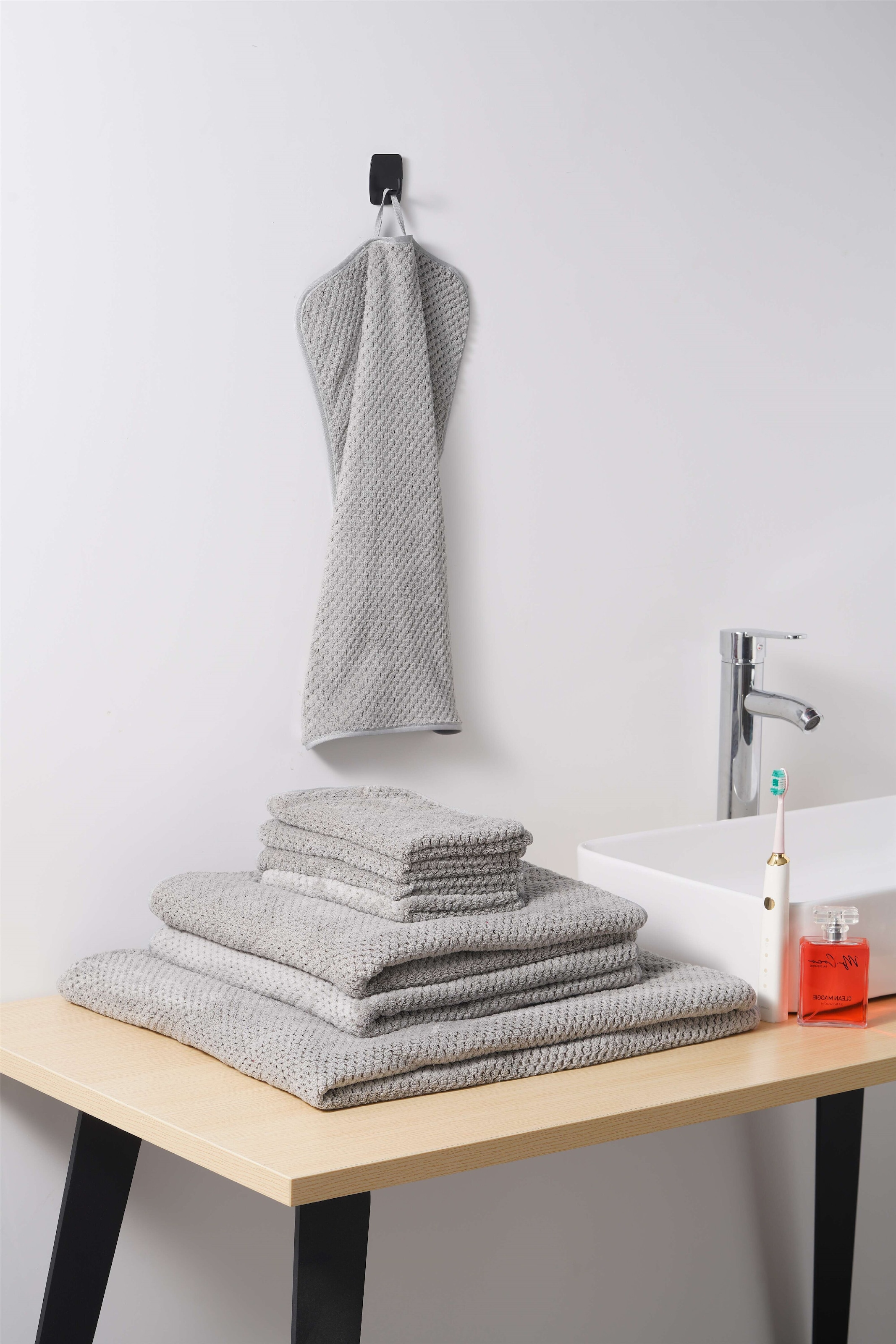 GOODproduct Handtücher »Parris, diverse Grössen, ideal als Sporthandtuch, Reisehandtuch« sehr leicht, kompakt, schnelltrocknend, Mikrofaser, mit Waffelmuster