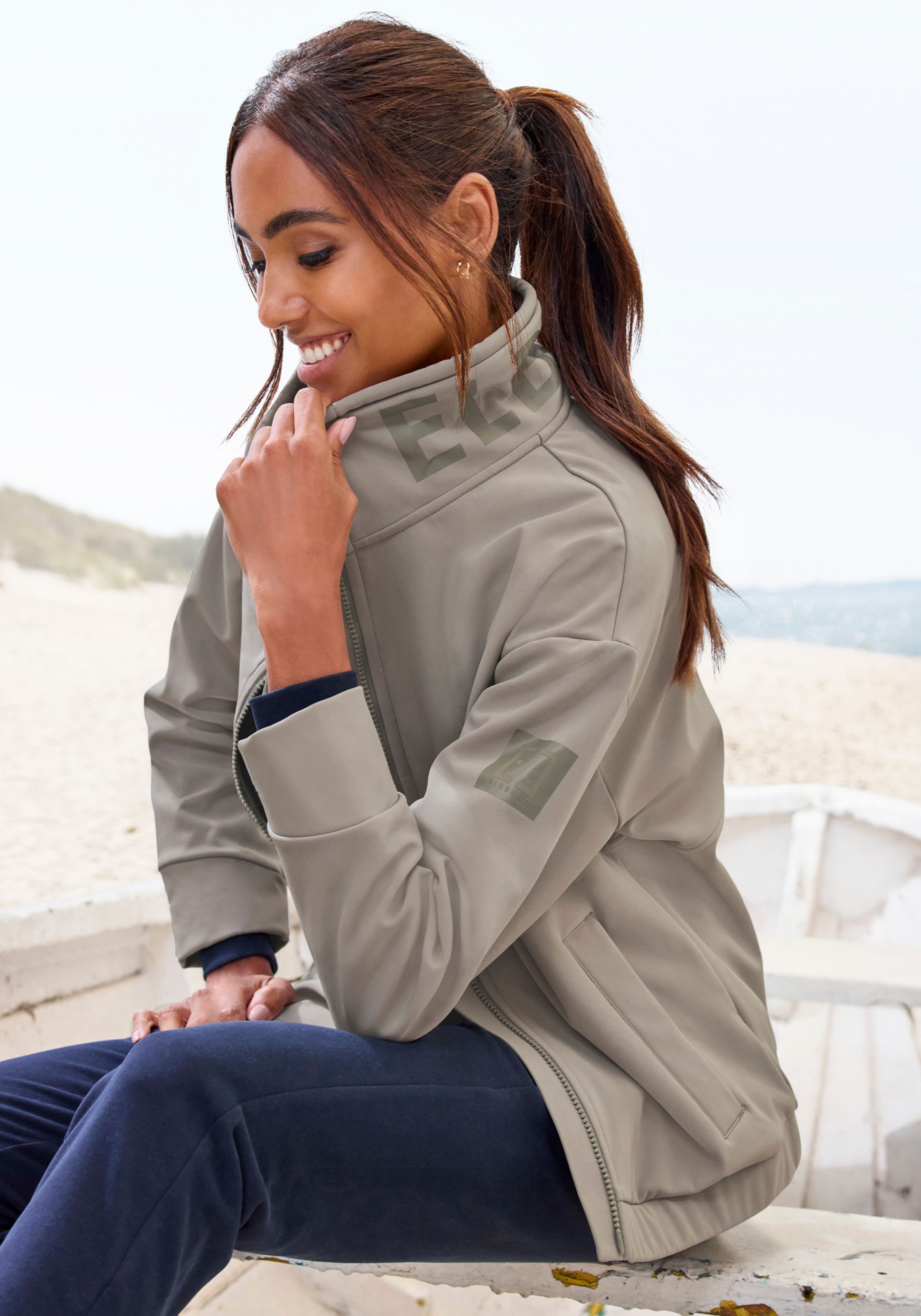 Elbsand Softshelljacke mit hohem, verstellbaren Kragen