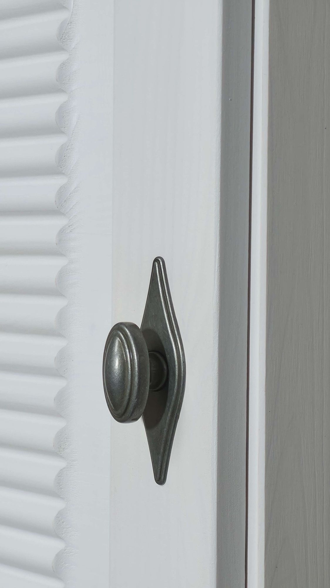 GOODproduct Hängeschrank »Rauna« aus massiver Kiefer, Breite 44 cm, Rillenoptik, made in EU