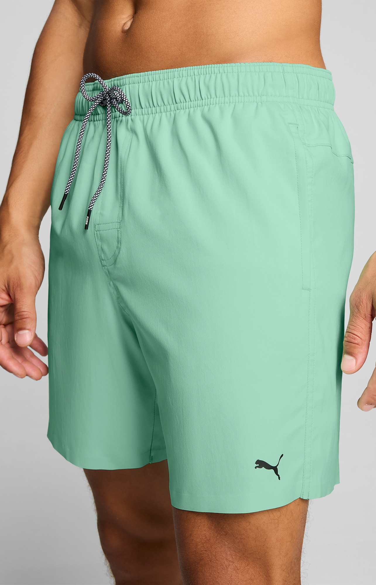 PUMA Badeshorts »PUMA SWIM MEN MID SHORTS 1P« High-Tech Reissverschluss an der Gesässtasche, Seitentaschen