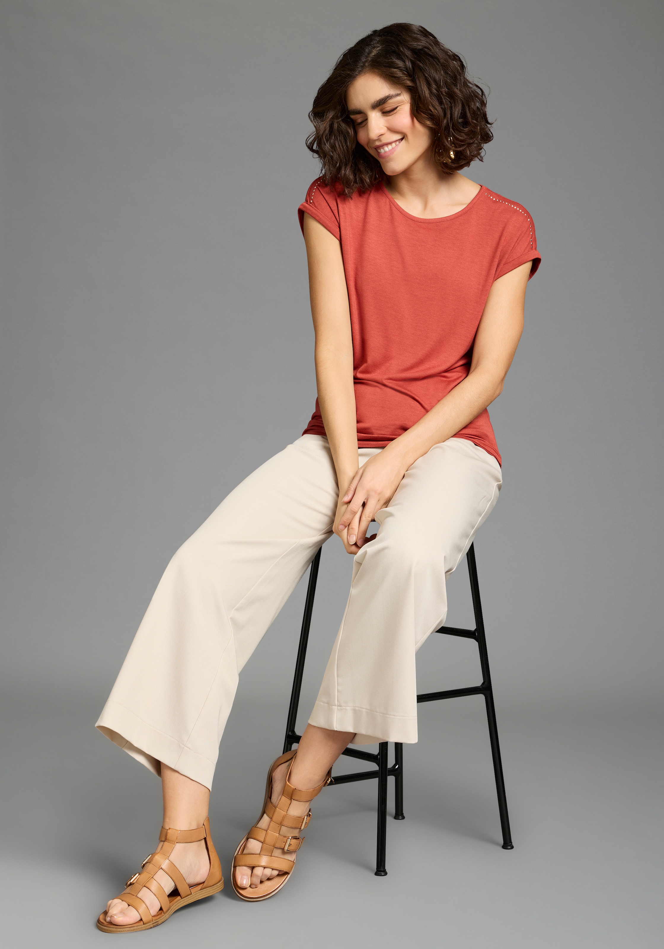 Laura Scott T-shirt mit dezenten Glitzerdetails an der Schulter, lockere Passform