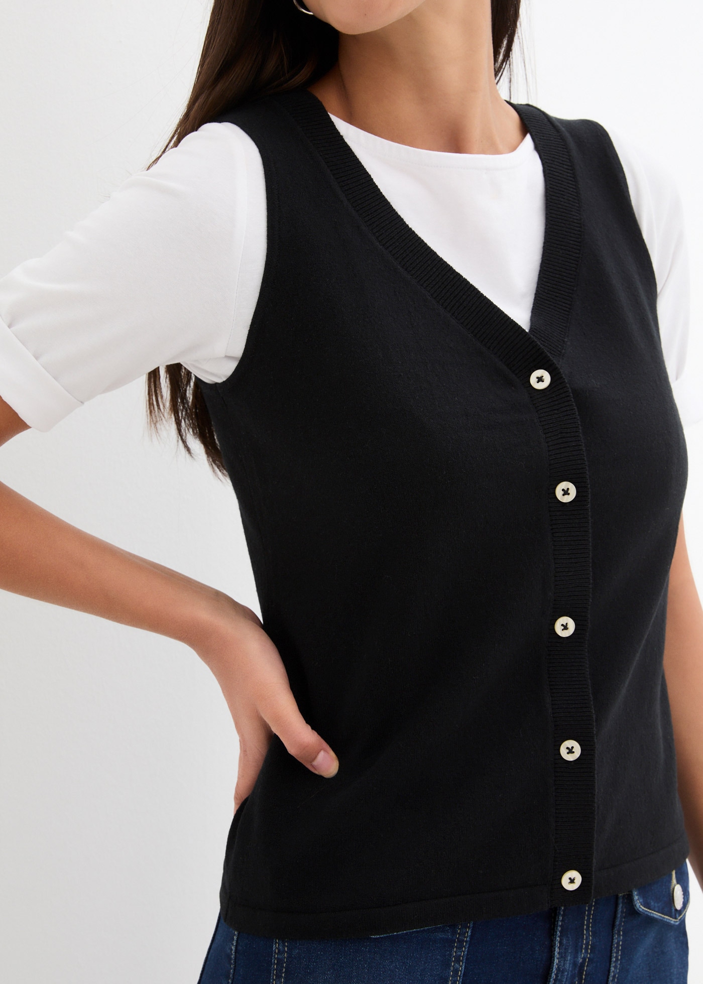 bonprix Gilet tricoté »Feinstrick-Weste mit Knöpfen« aus Baumwollmischung, Slim fit Passform, mit Knopfleiste, unifarben