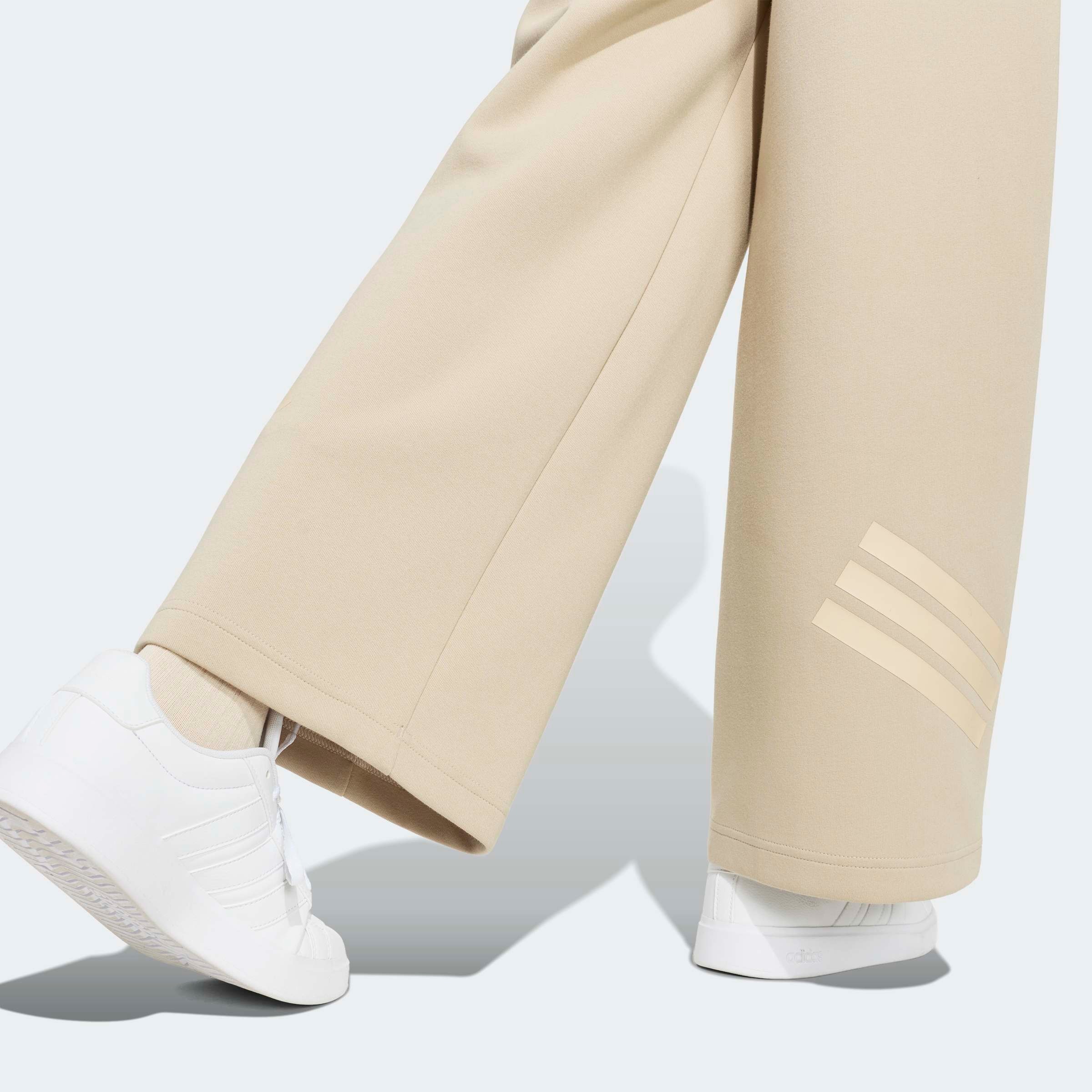adidas Sportswear Pantalon de sport »FUTURE ICONS 3-STREIFEN MIT WEITEM BEIN«  pour enfants, en polyester et coton