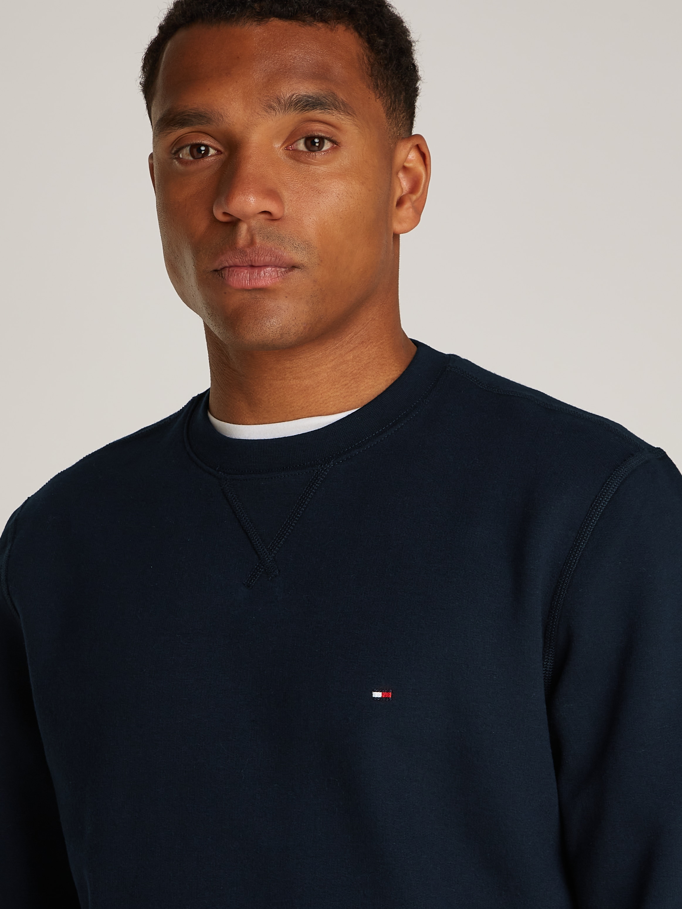 Tommy Hilfiger Sweatshirt »ESSENTIAL FLEECE CREWNECK«, mit Tommy Hilfiger Logostickerei
