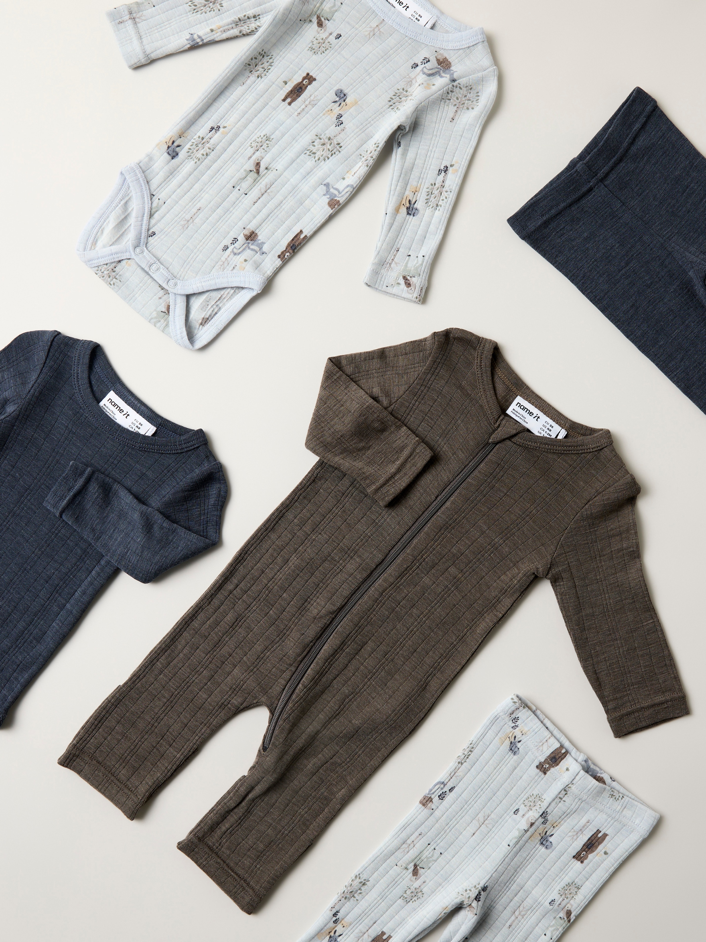Name It Pyjama »NBMWANG WOOL NEEDLE NIGHTSUIT SOLID NOOS« en laine, Regular Fit, avec fermeture éclair et protège-menton, pour bébés