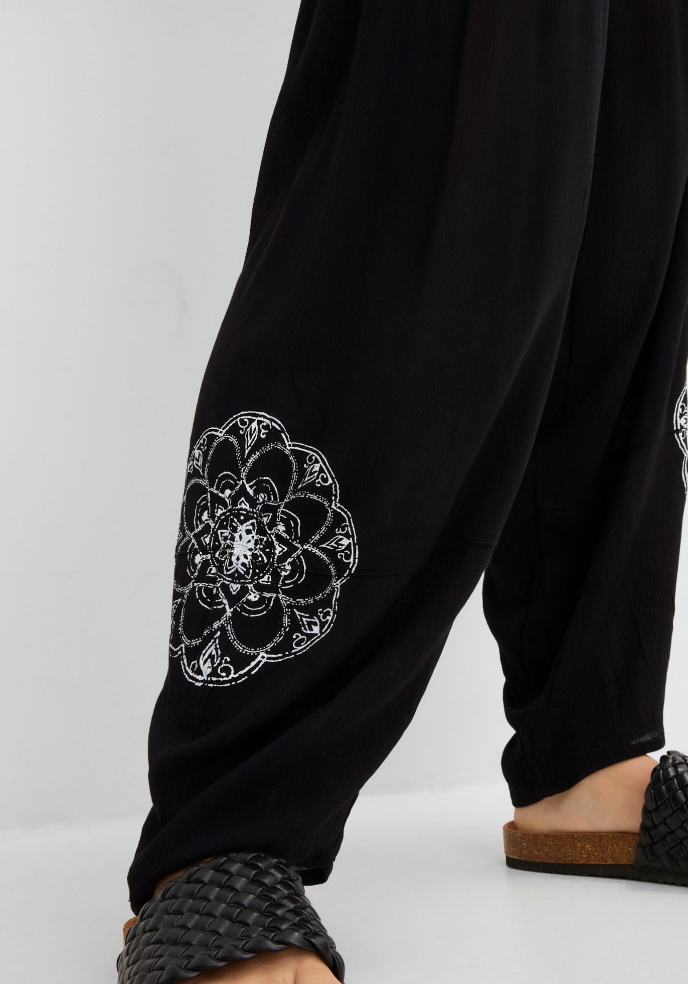 bonprix Pantalon de harem  aus Viskose, lockere Passform, mit Mandala-Print, Casual Stil