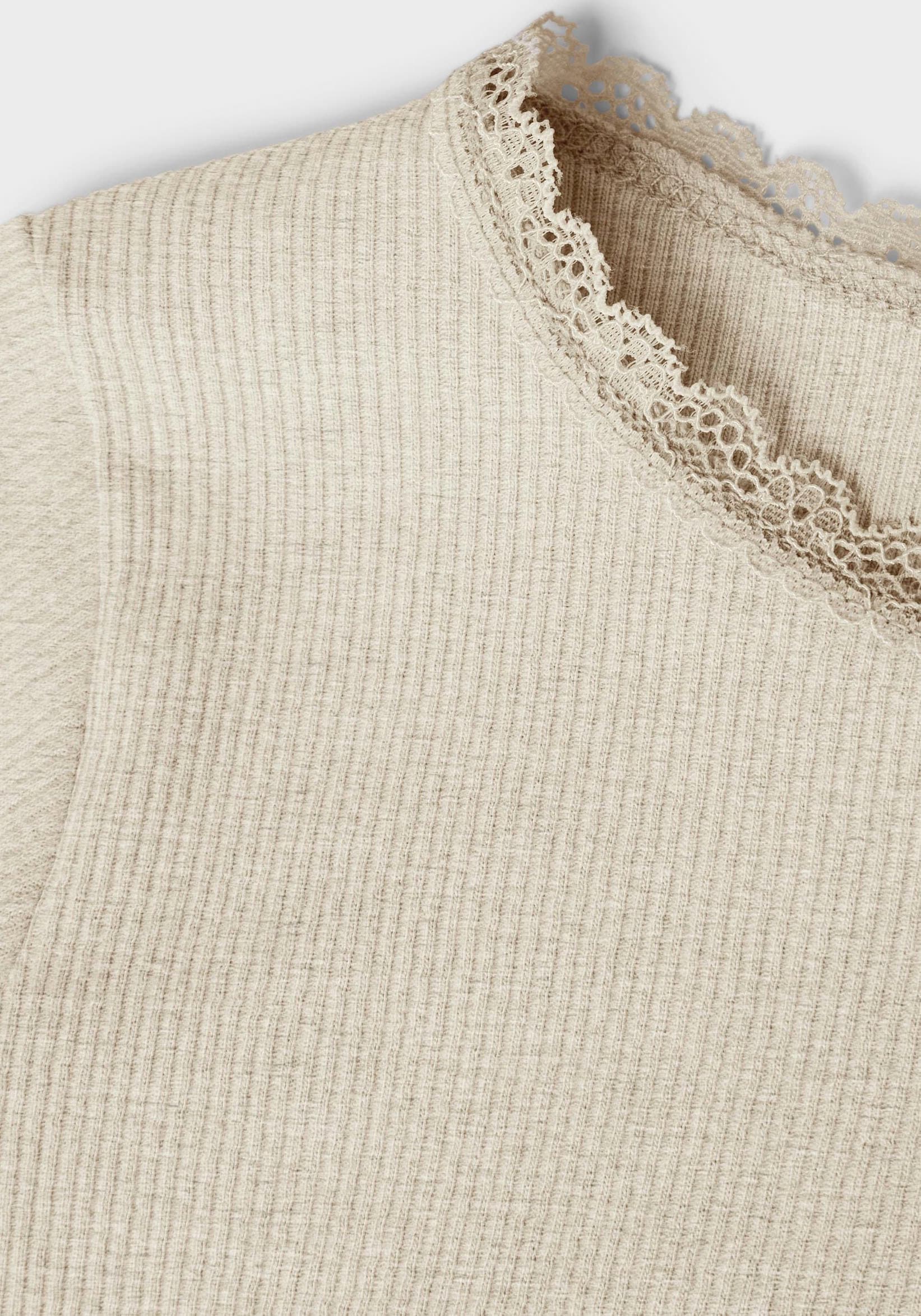 Name It Langarmshirt »NMFKAB LS TOP NOOS« in Feinripp und mit süsser Spitzenkante am Ausschnitt