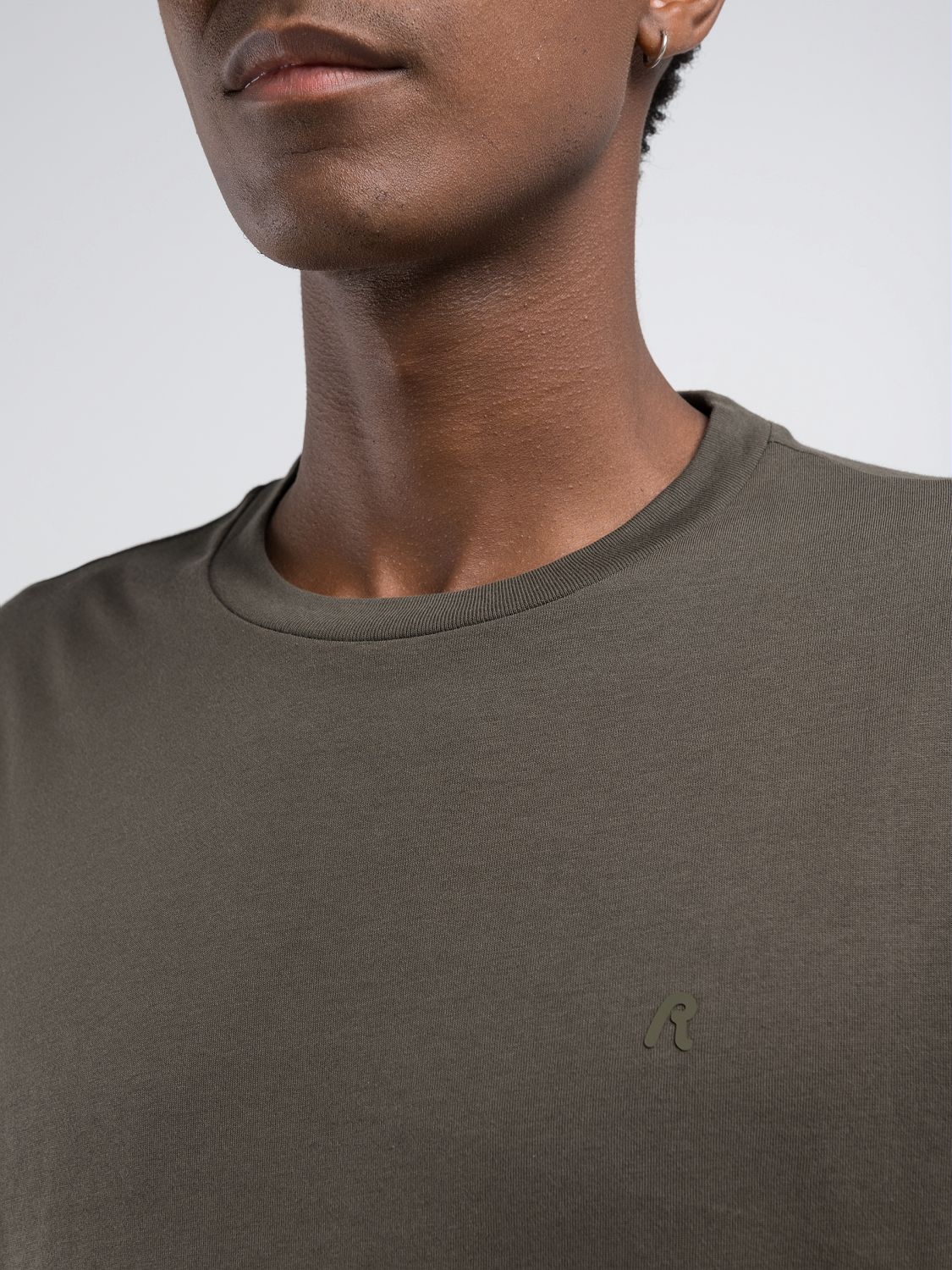 Replay T-shirt »mit Logostickerei auf der Brust«