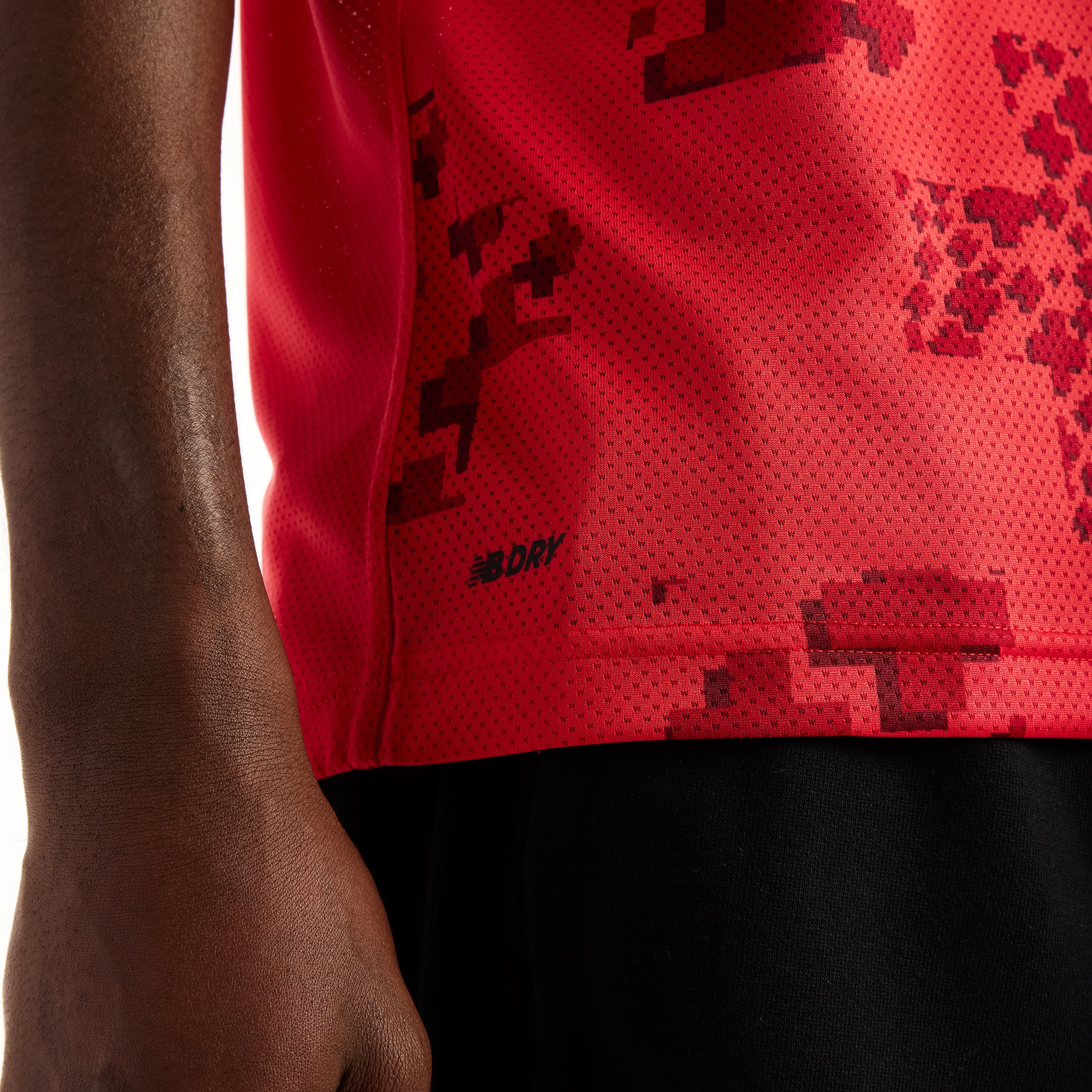 New Balance T-shirt »Bayer 04 26/27 Match Jersey« avec col rond, manches courtes, style sportif