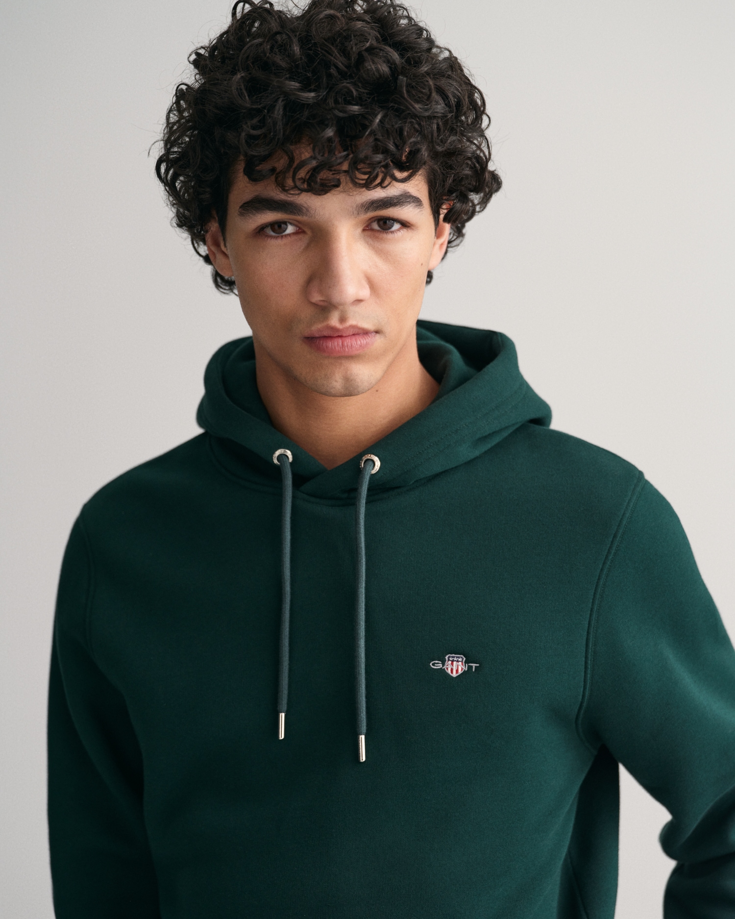 Gant Hoodie »REG SHIELD HOODIE« mit Logostickerei auf der Brust