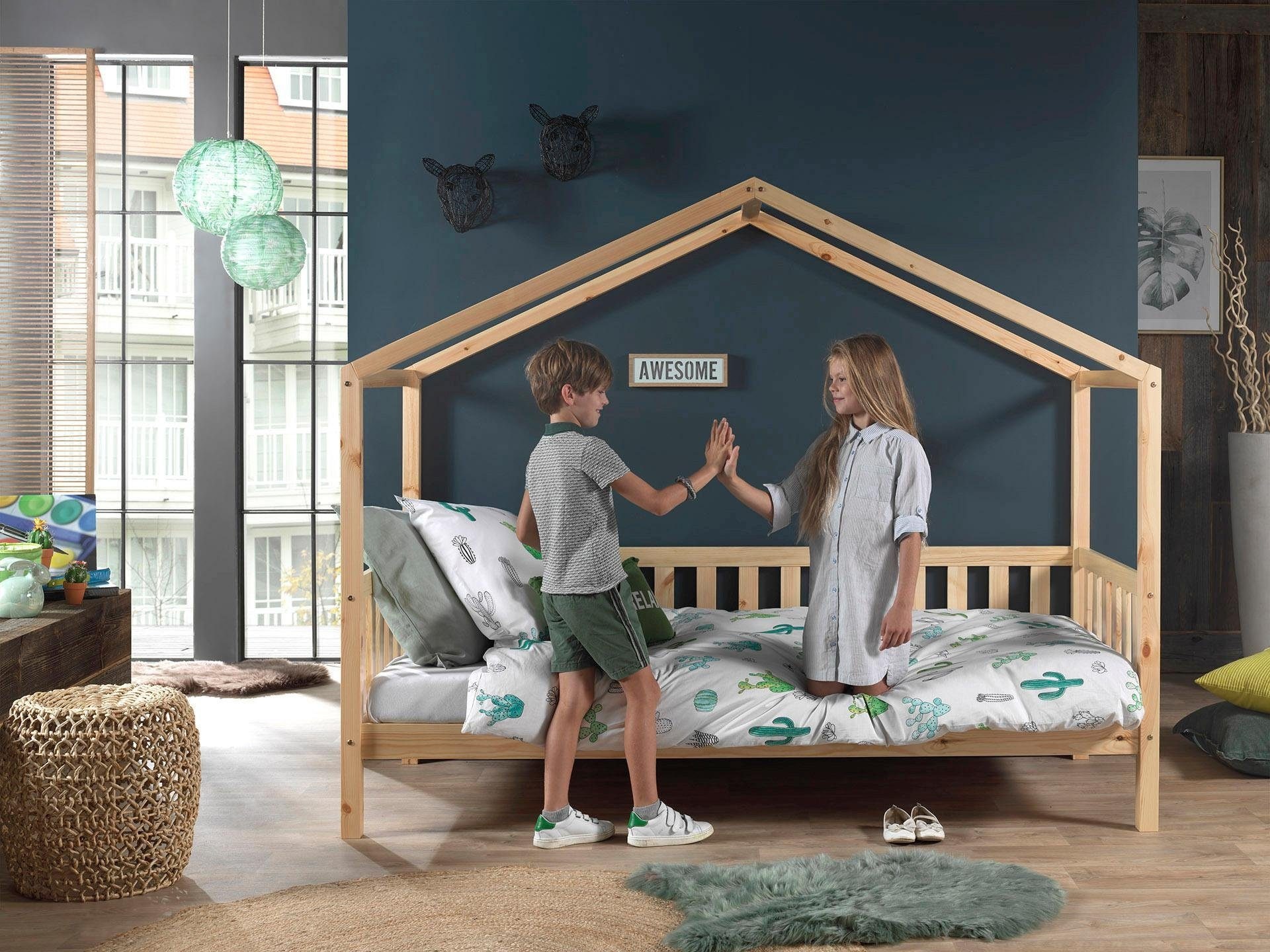 Vipack Lit de maison »Dallas, mit Dachaufbau, Kiefer massiv, stabil gebaut« L/H/P env. 210x170x97 cm, avec encadrement à barreaux,  au choix avec ou sans tiroir de lit et ciel de lit textile