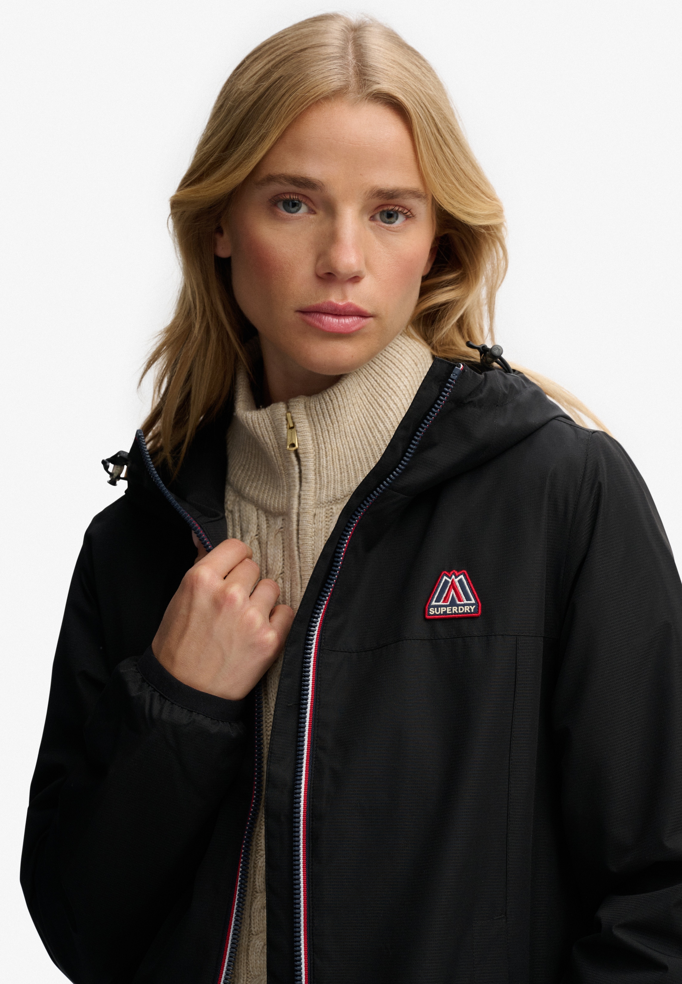 Superdry Outdoorjacke »ESSENTIAL TRI WINDBREAKER JKT« mit Kapuze Loose Fit, mit hochschliessendem Kragen, aus Polyester