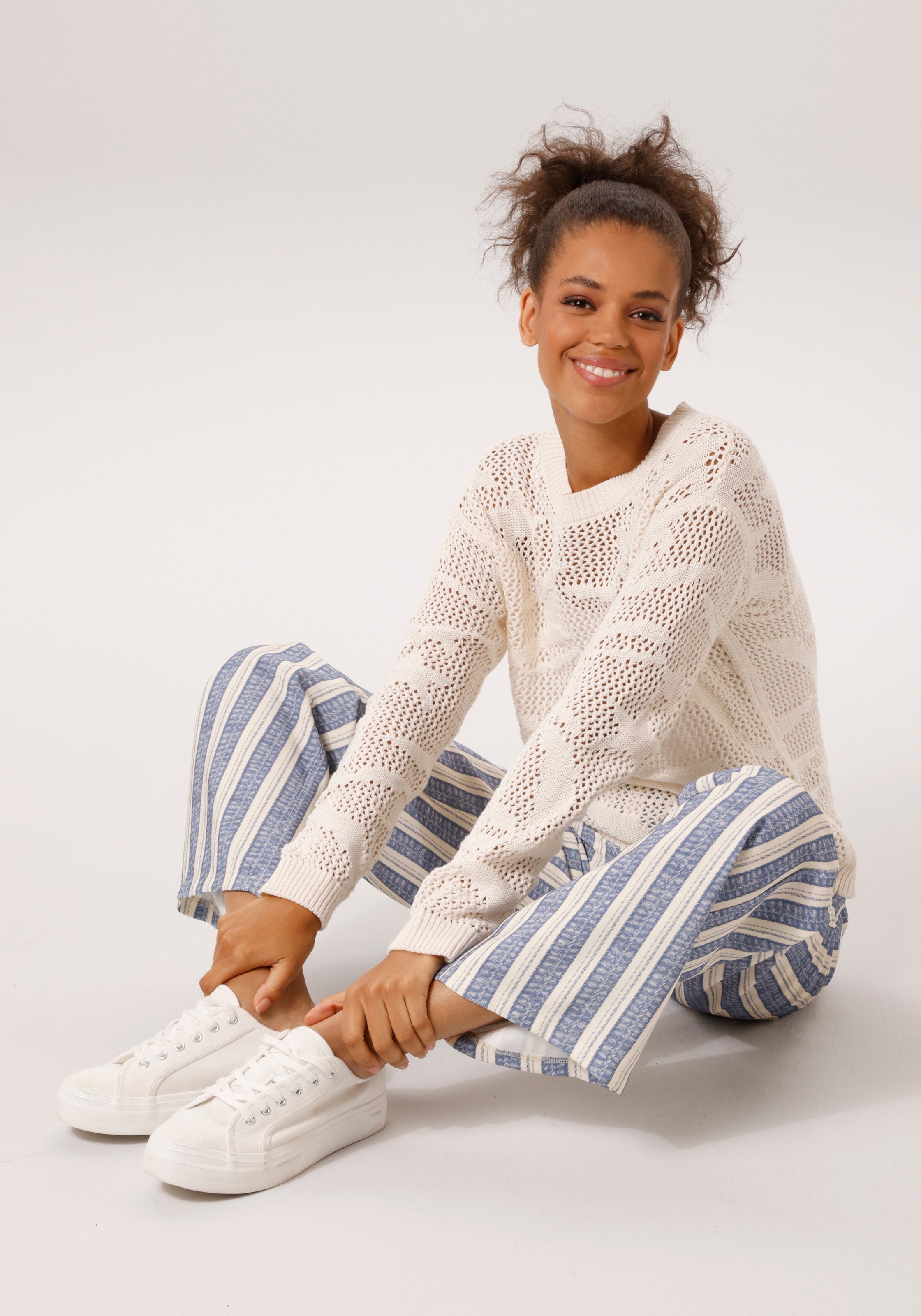 Aniston CASUAL Pull en tricot im trendigen Ajour-Muster mit eingestrickten Motiven - NEUE KOLLEKTION