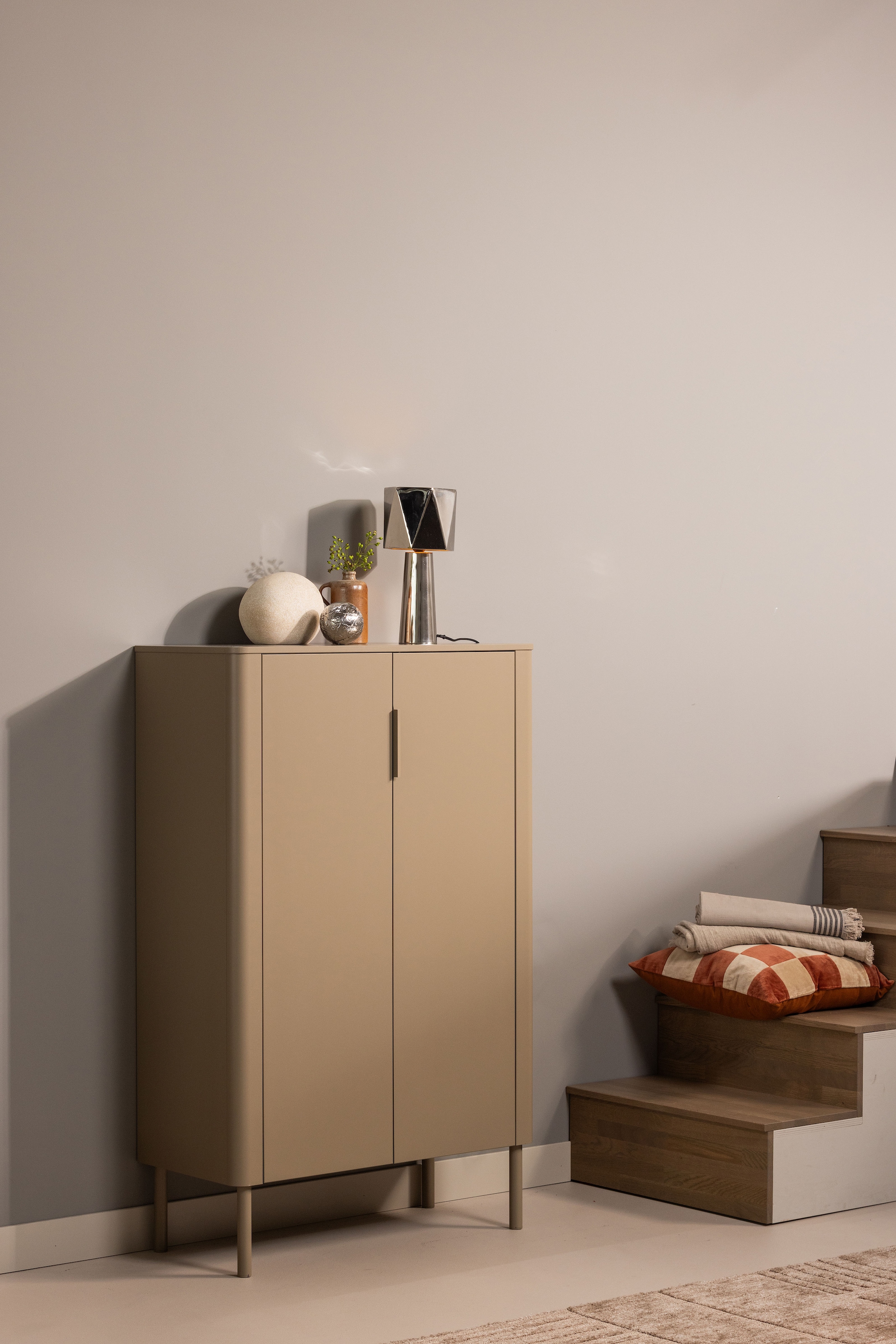 WOOOD Highboard »Gunnar FSC®-Mix Massivkiefer mit Dämpfung Funktion, 85 x 39 x 135 cm« Abgerundete Ecken, Tragkraft 15 kg pro Einlegeboden,sichtbare Maserung