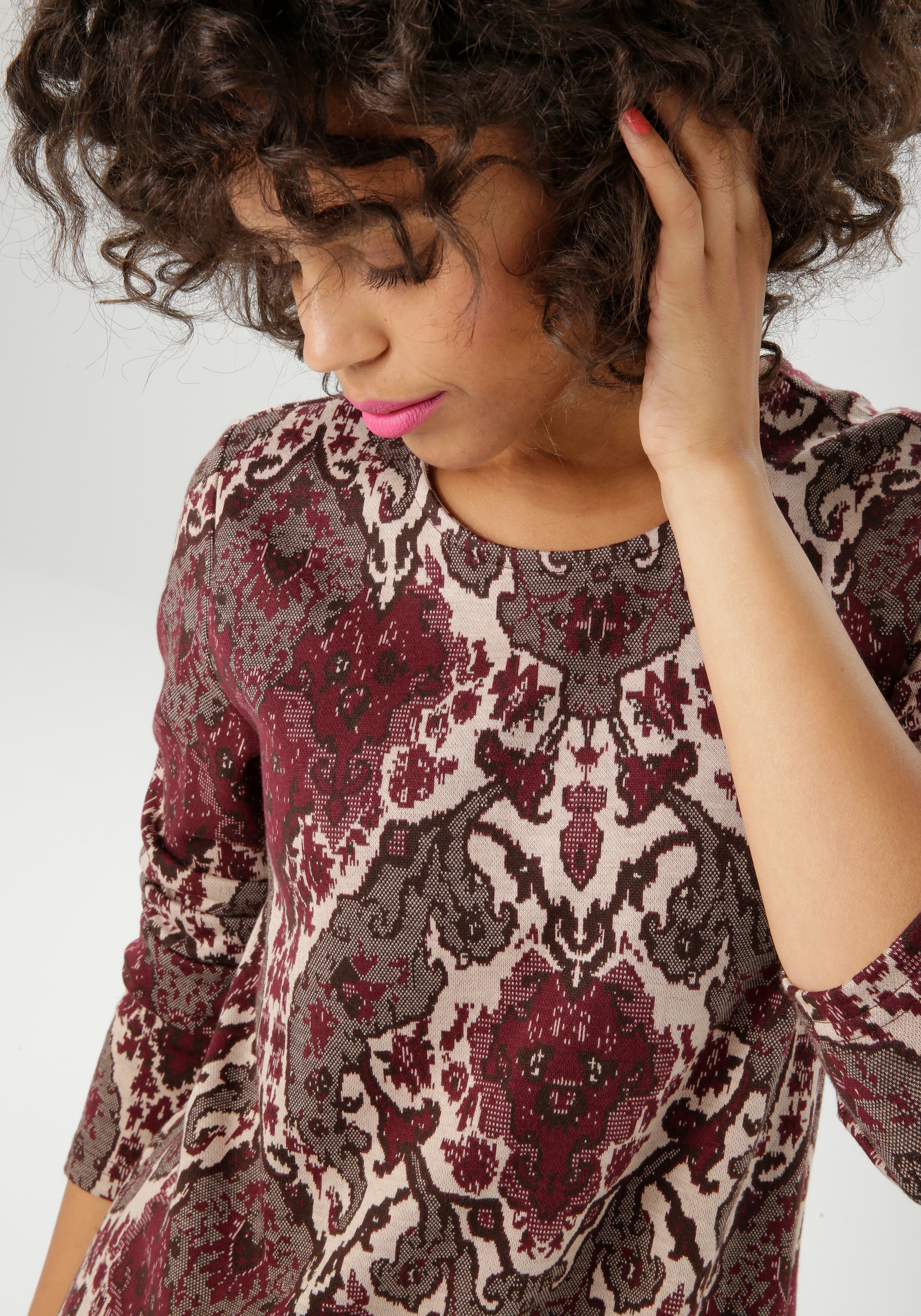 Aniston CASUAL Robe en ligne A mit extravagantem Ornament-Muster - NEUE KOLLEKTION