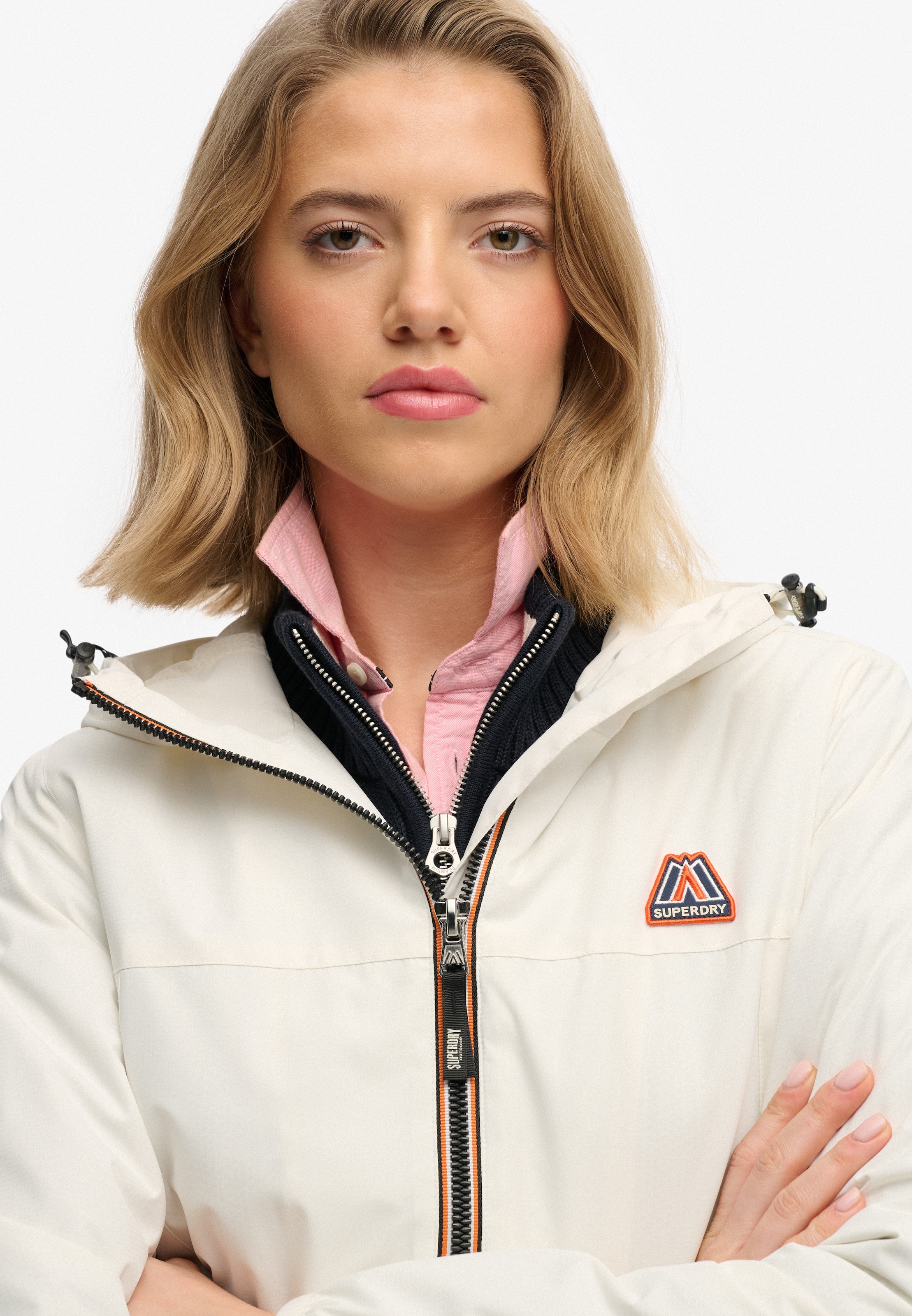 Superdry Veste d'extérieur »ESSENTIAL TRI WINDBREAKER JKT« avec capuche coupe ample, avec col montant, en polyester